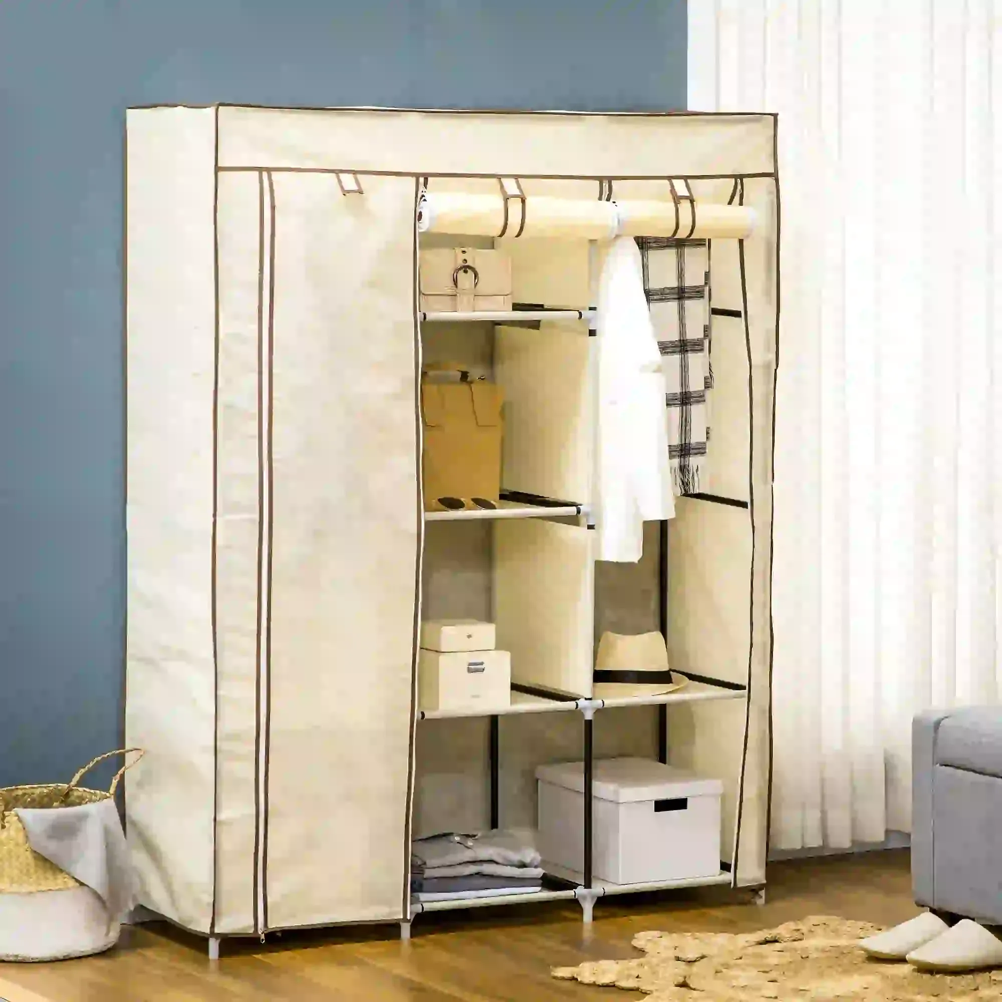 Beiger Kleiderschrank mit Kleidung im Inneren. Enthält Regale mit Gegenständen und weiße Aufbewahrungsboxen.