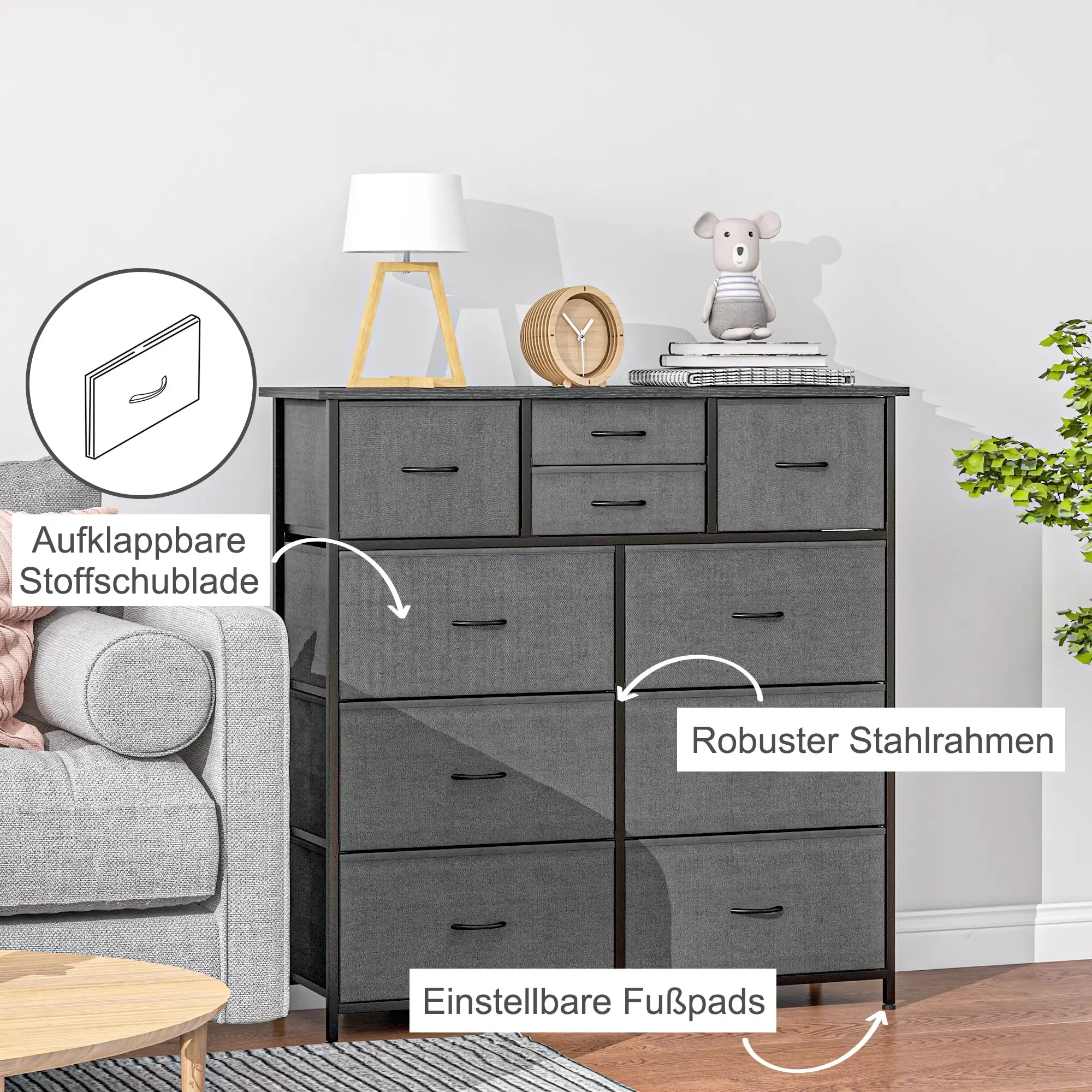 Eine graue Kommode mit mehreren Schubladen in einem Raum. Die Kommode hat einen schwarzen Rahmen.