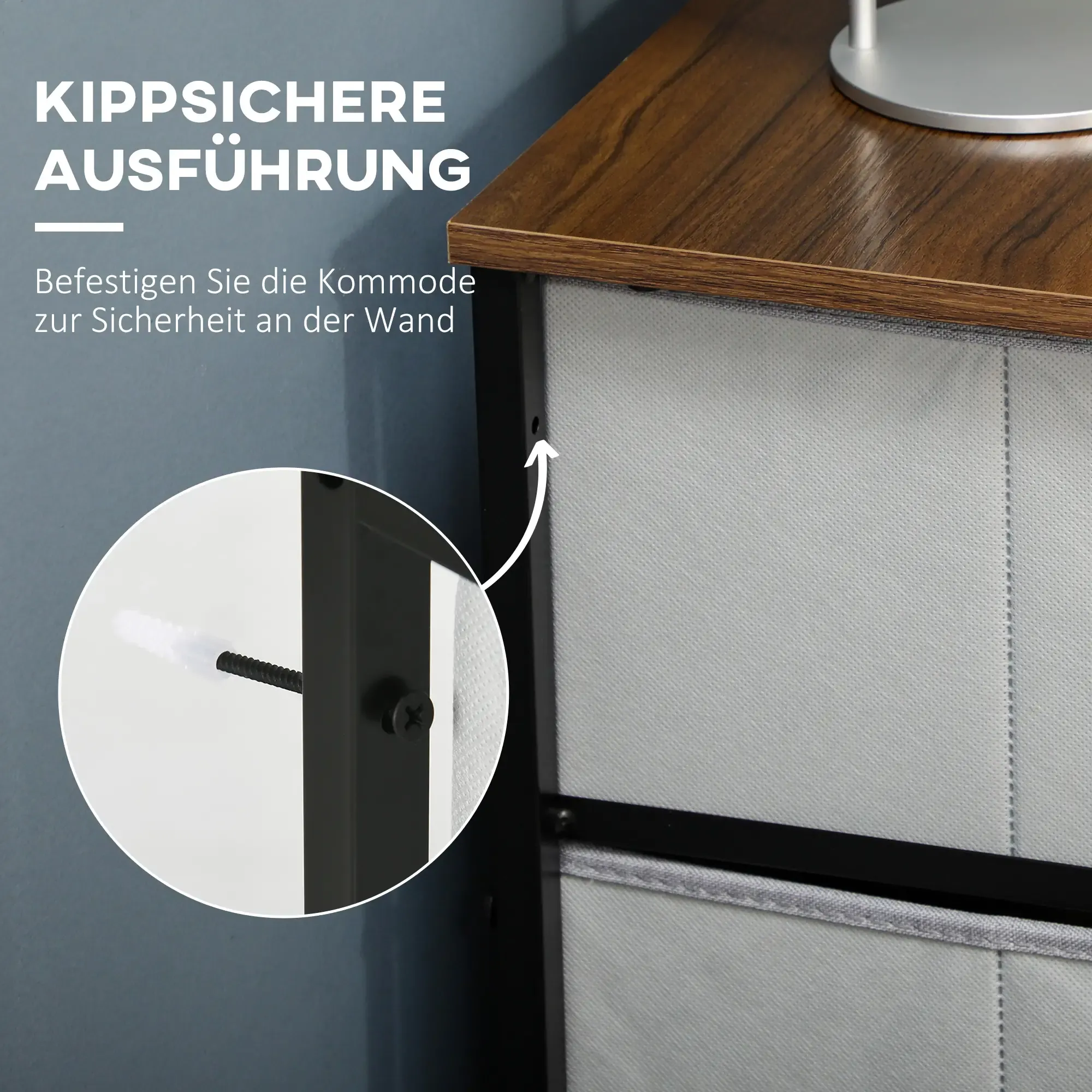 Nahaufnahme einer Kommode mit Holzoptik und hellgrauen Schubladen. Eine Schraube ist sichtbar.
