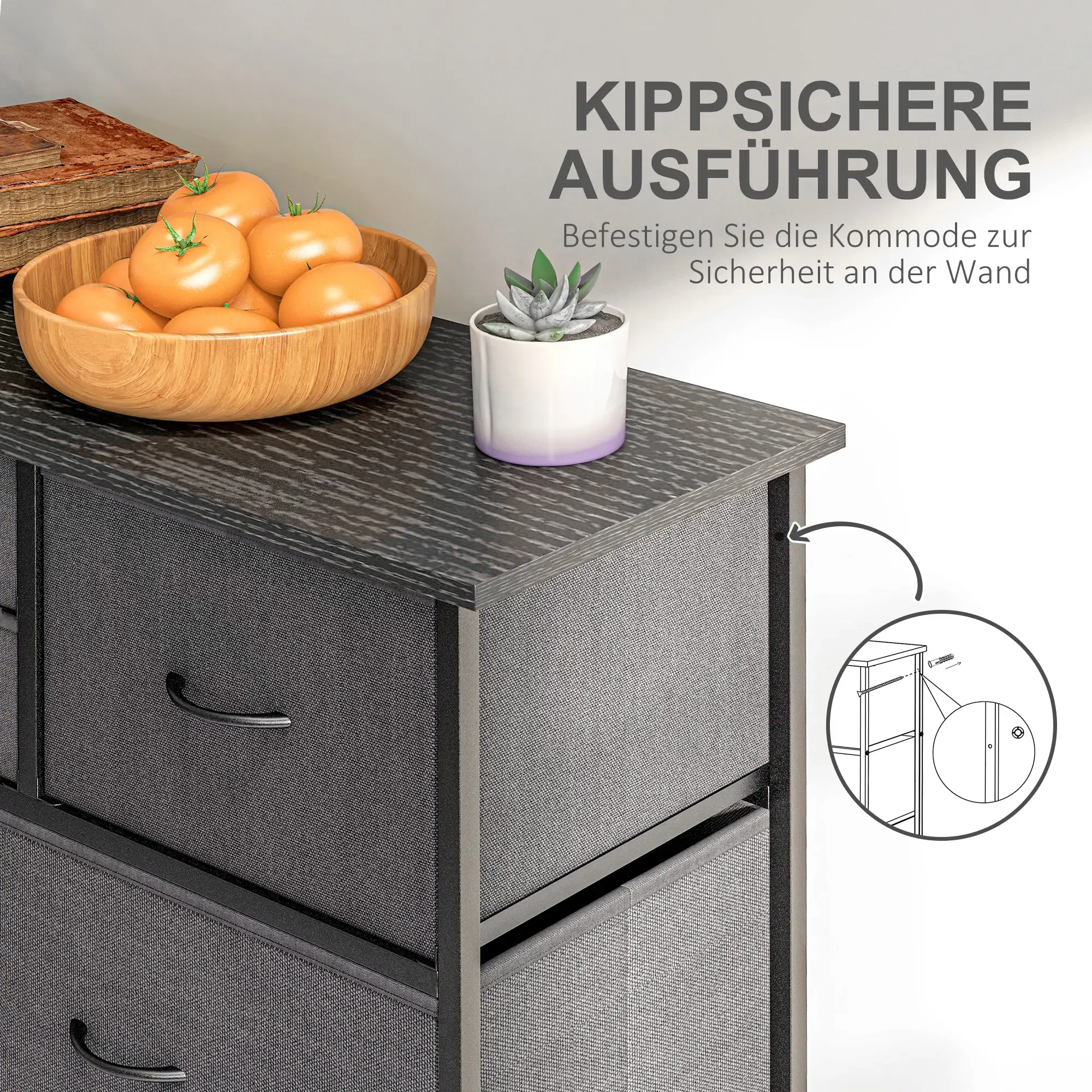 Eine Kommode mit Holzplatte und hellgrauen Schubladen. Eine Schüssel mit Orangen und eine kleine Pflanze.