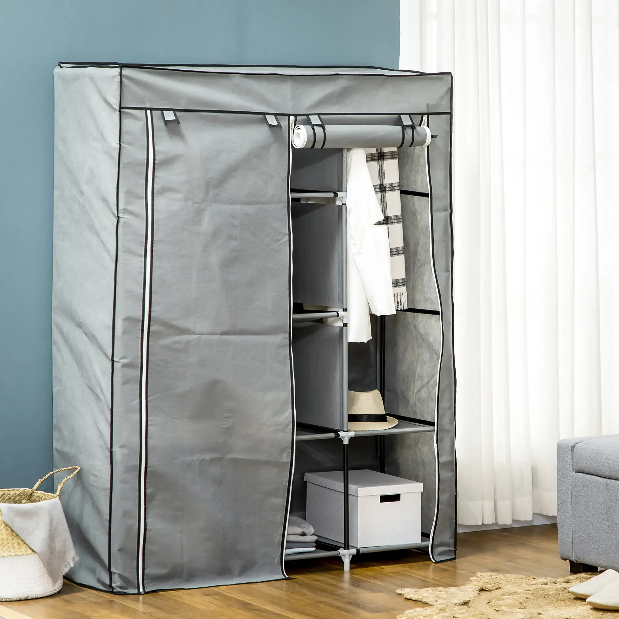 Ein grauer Kleiderschrank mit offener Tür. Im Inneren befinden sich Regale, Kleidung und ein Hut.