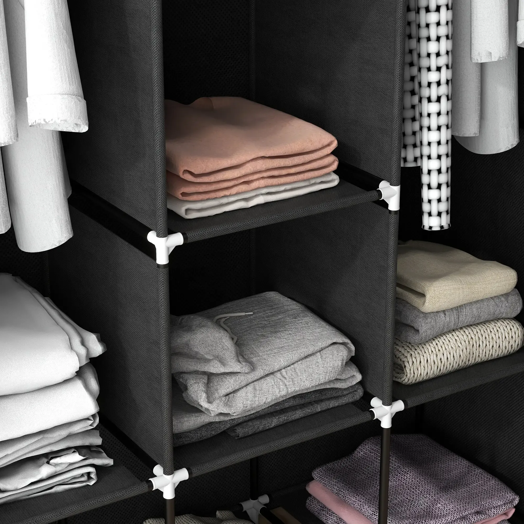 Nahaufnahme von Kleidung, die in einem schwarzen Kleiderschrank mit weißen Verbindungsstücken auf Regalen gefaltet ist.