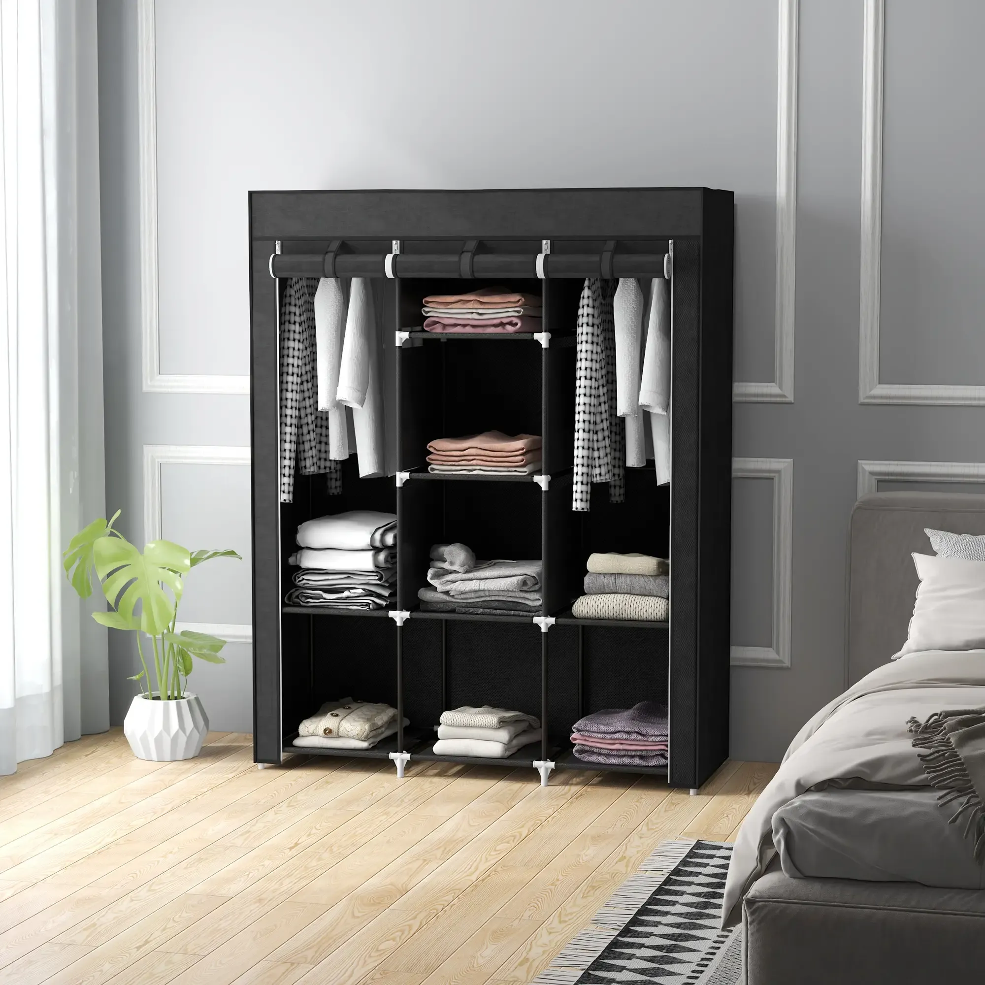 Ein schwarzer Kleiderschrank mit Regalen und Hängefläche, gefüllt mit Kleidung und Accessoires.