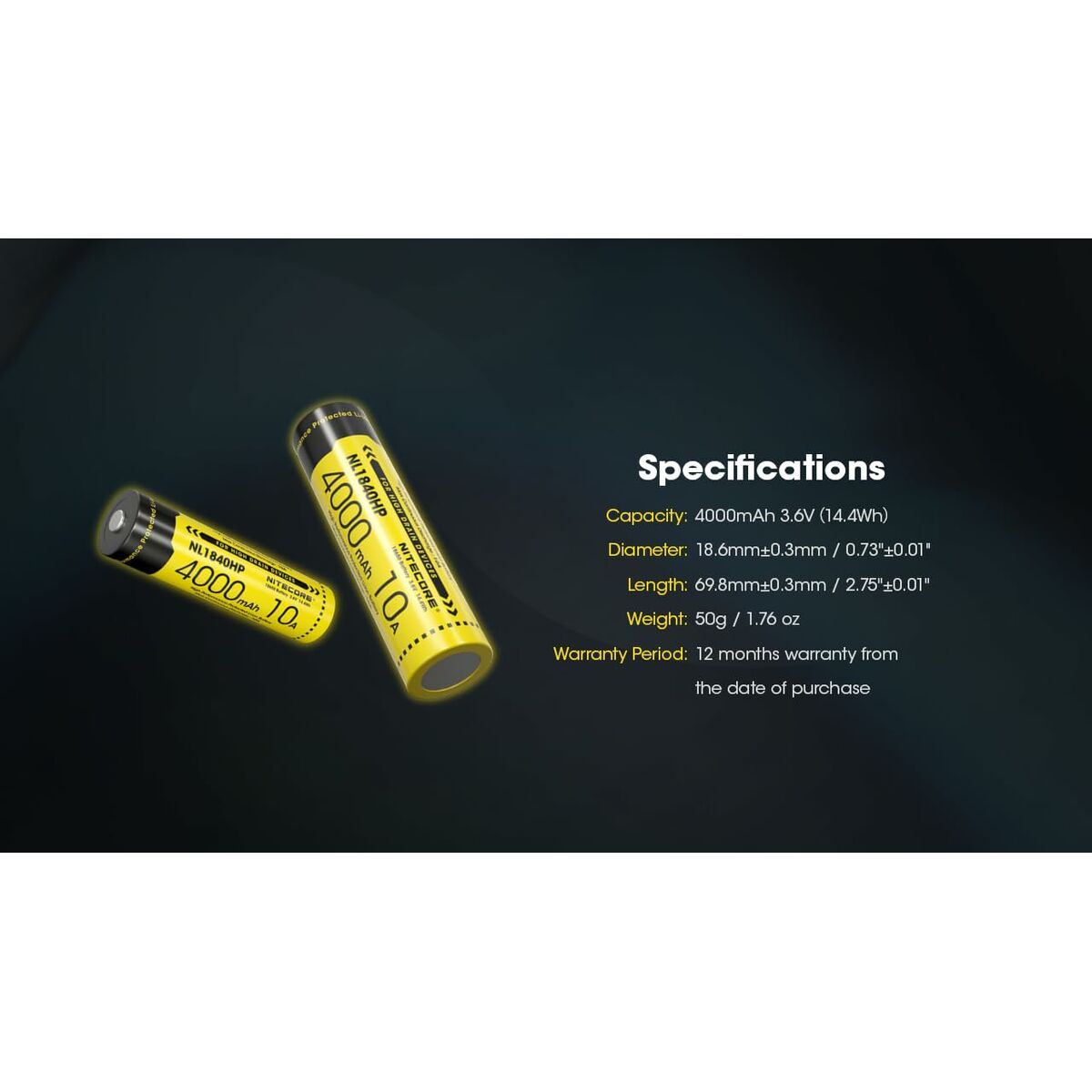 Due batterie cilindriche gialle con testo delle specifiche sul lato. Lo sfondo è una sfumatura scura.