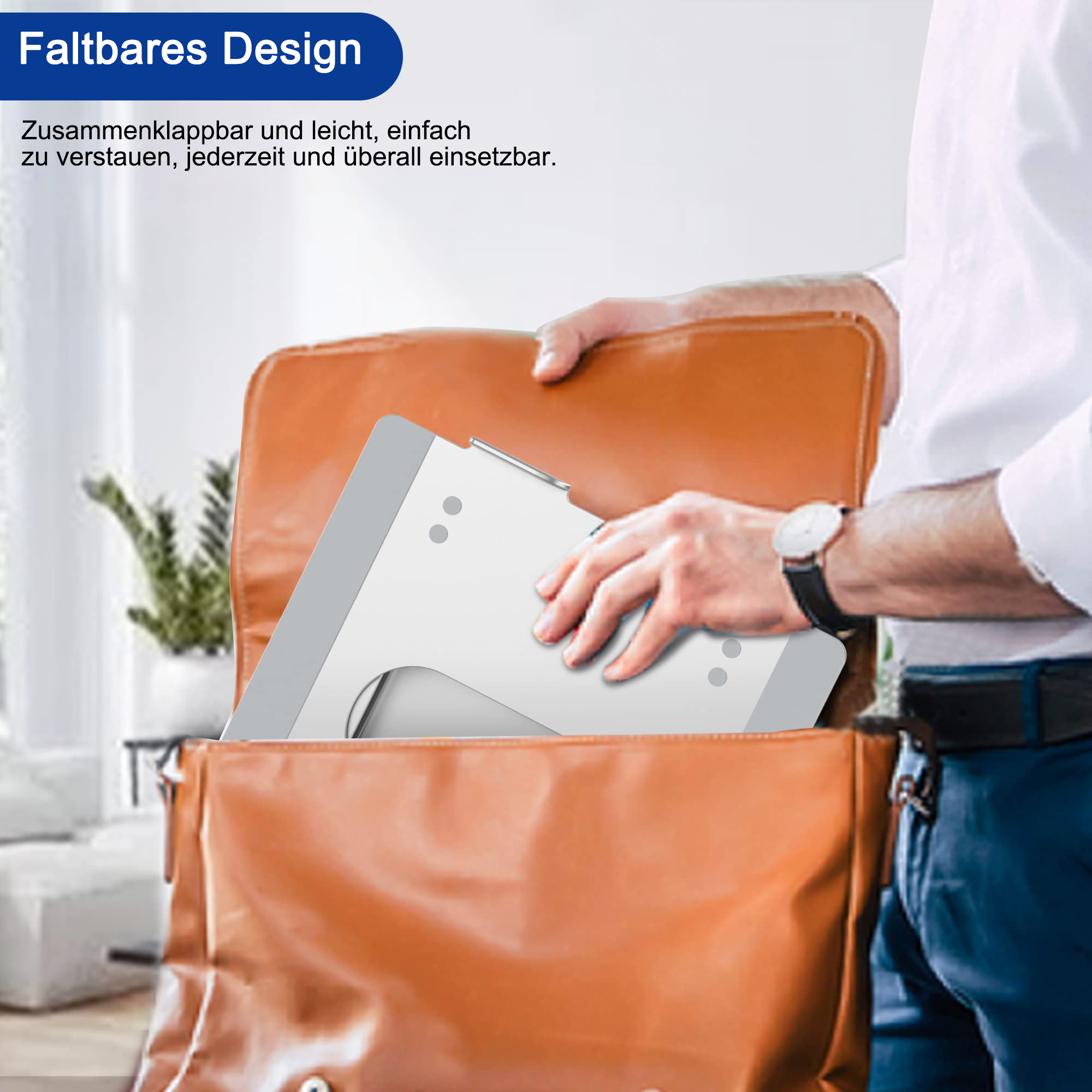 Eine Person legt einen Laptopständer in eine braune Tasche. Weißer Hintergrund.