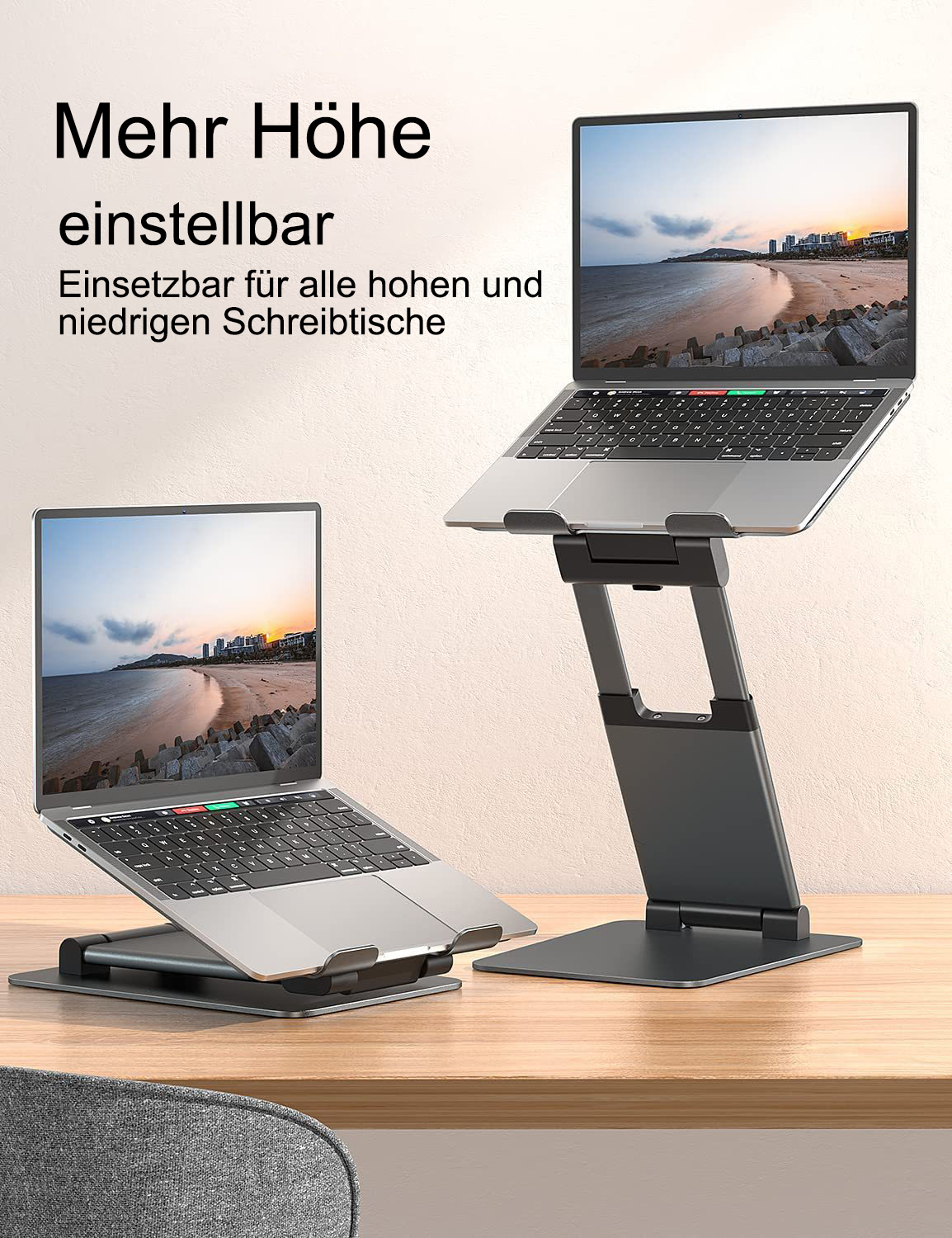 Zwei Laptops auf einem Holztisch. Ein Laptop liegt flach, der andere steht auf einem verstellbaren Ständer. Der Ständer ist schwarz.