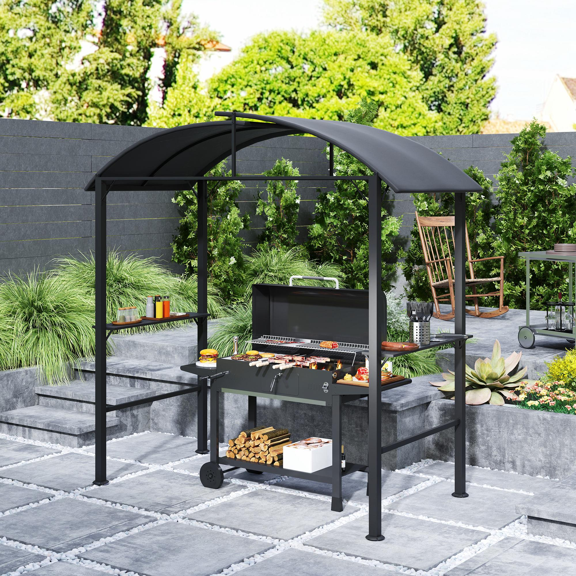 Außengrill mit Vordach. Er hat Regale, einen Grill und einen unteren Stauraum, vor einem Gartenhintergrund.