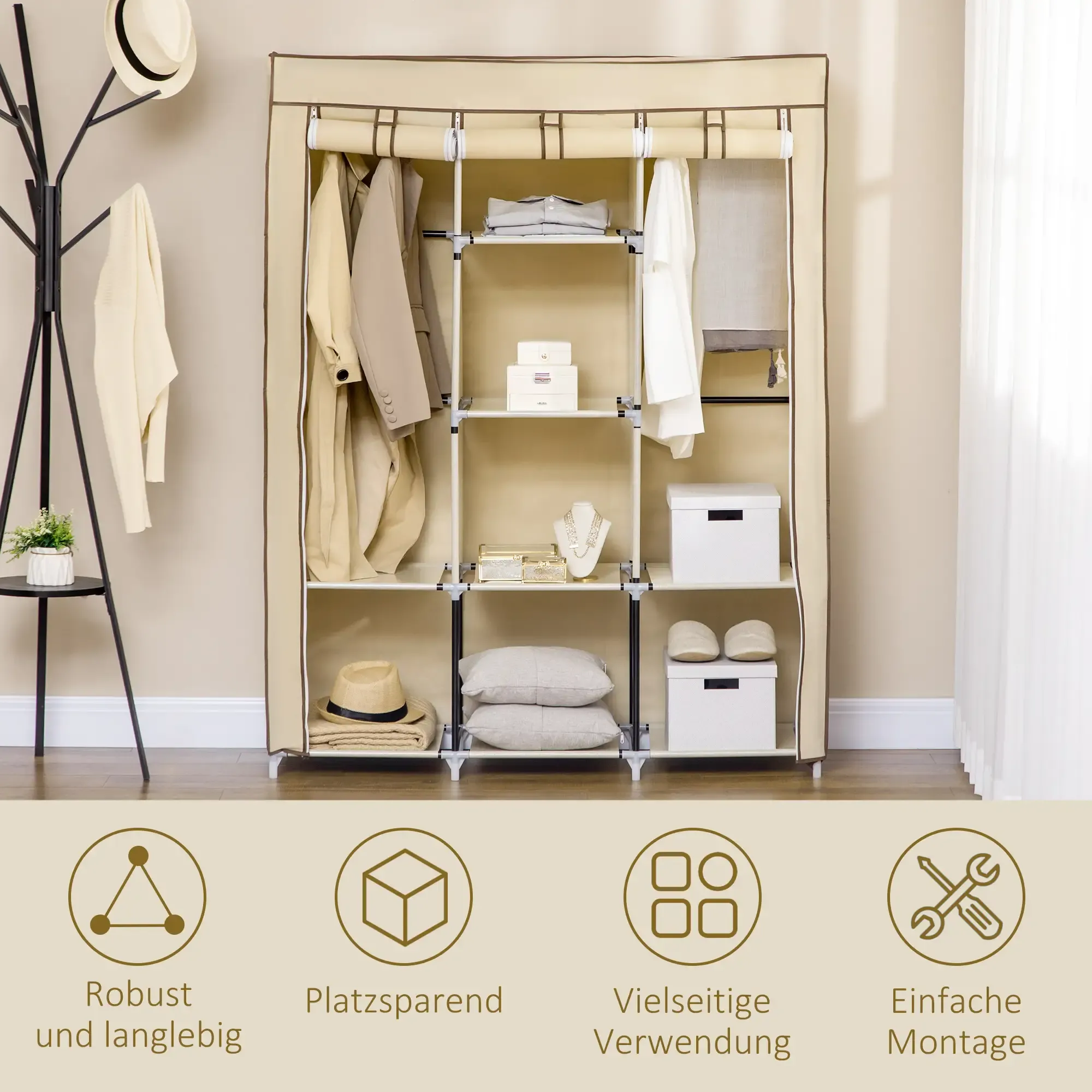 Beiger Kleiderschrank mit Kleidung, Hüten und Boxen. Er hat Regale und eine Kleiderstange. Die Etiketten sind auf Deutsch.