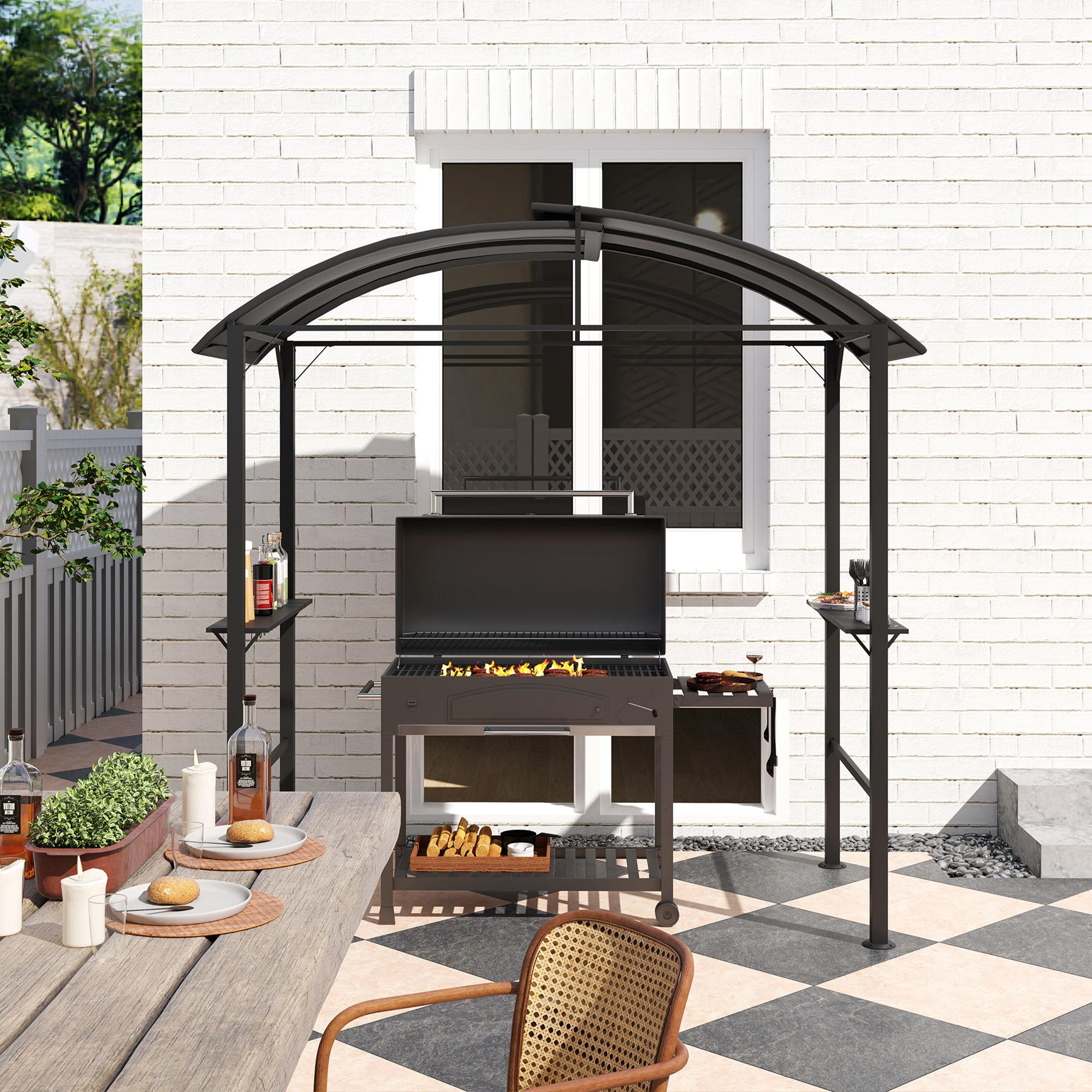 Outdoor-Grill-Setup mit Backsteinmauer-Hintergrund. Enthält einen Tisch, Stühle und Zubehör, mit einem Vordach.
