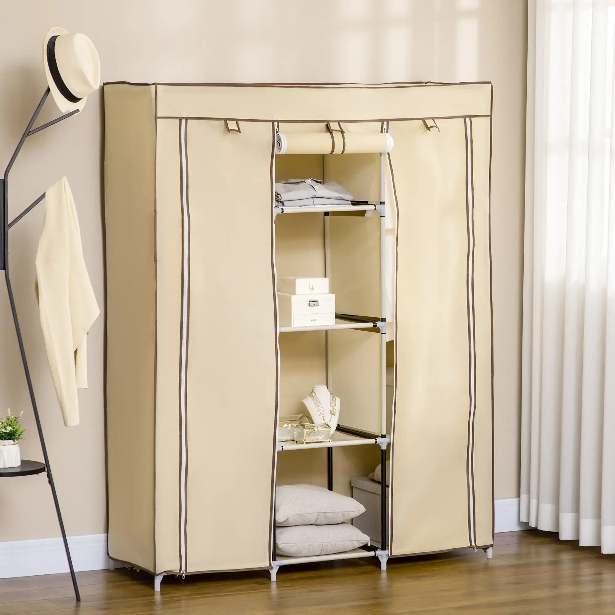 Beigefarbener Kleiderschrank mit offenen Regalen. Kleidung, Schmuck und Dekorationsartikel sind sichtbar. Hutständer links.