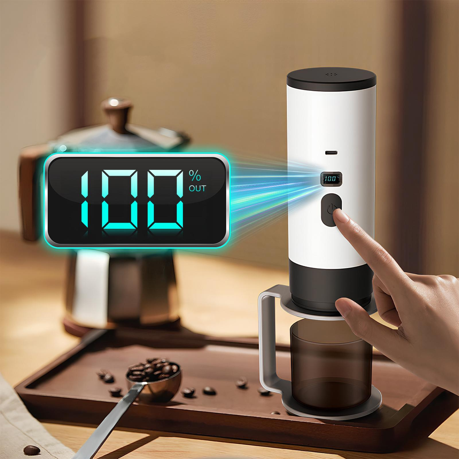 Eine Person benutzt eine Kaffeemaschine, mit einer Digitalanzeige, die 100% anzeigt.
