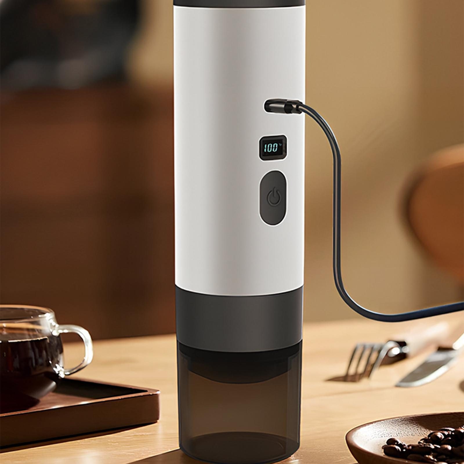 Weiß-schwarzer Kaffeezubereiter mit Digitalanzeige und Ladekabel.