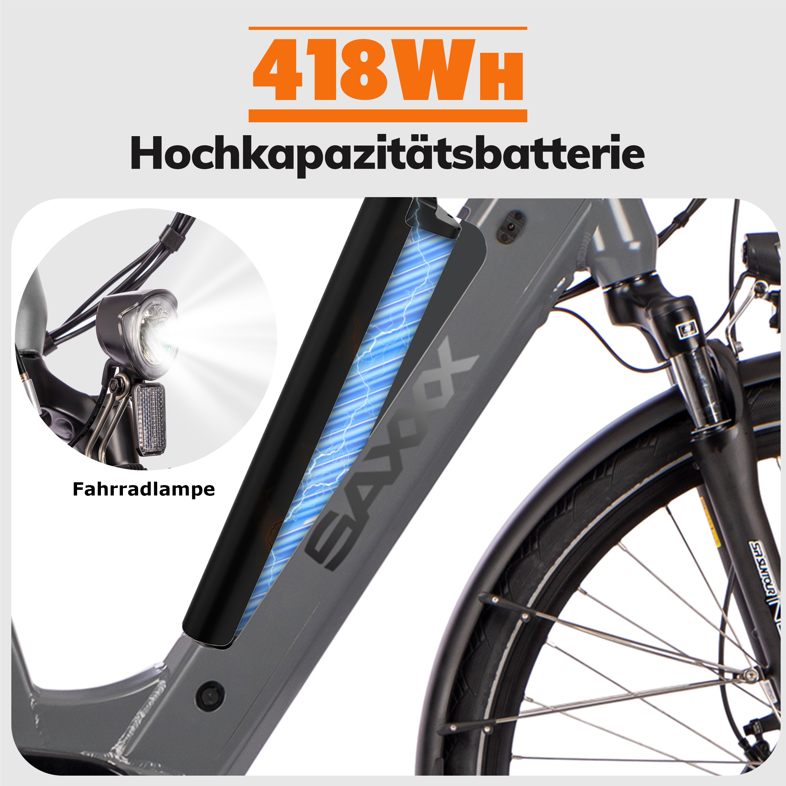 Graues Elektrofahrrad mit schwarzem Akku, beschriftet mit 'SAXX'. 'Fahrradlampe' steht auf dem Scheinwerfer.