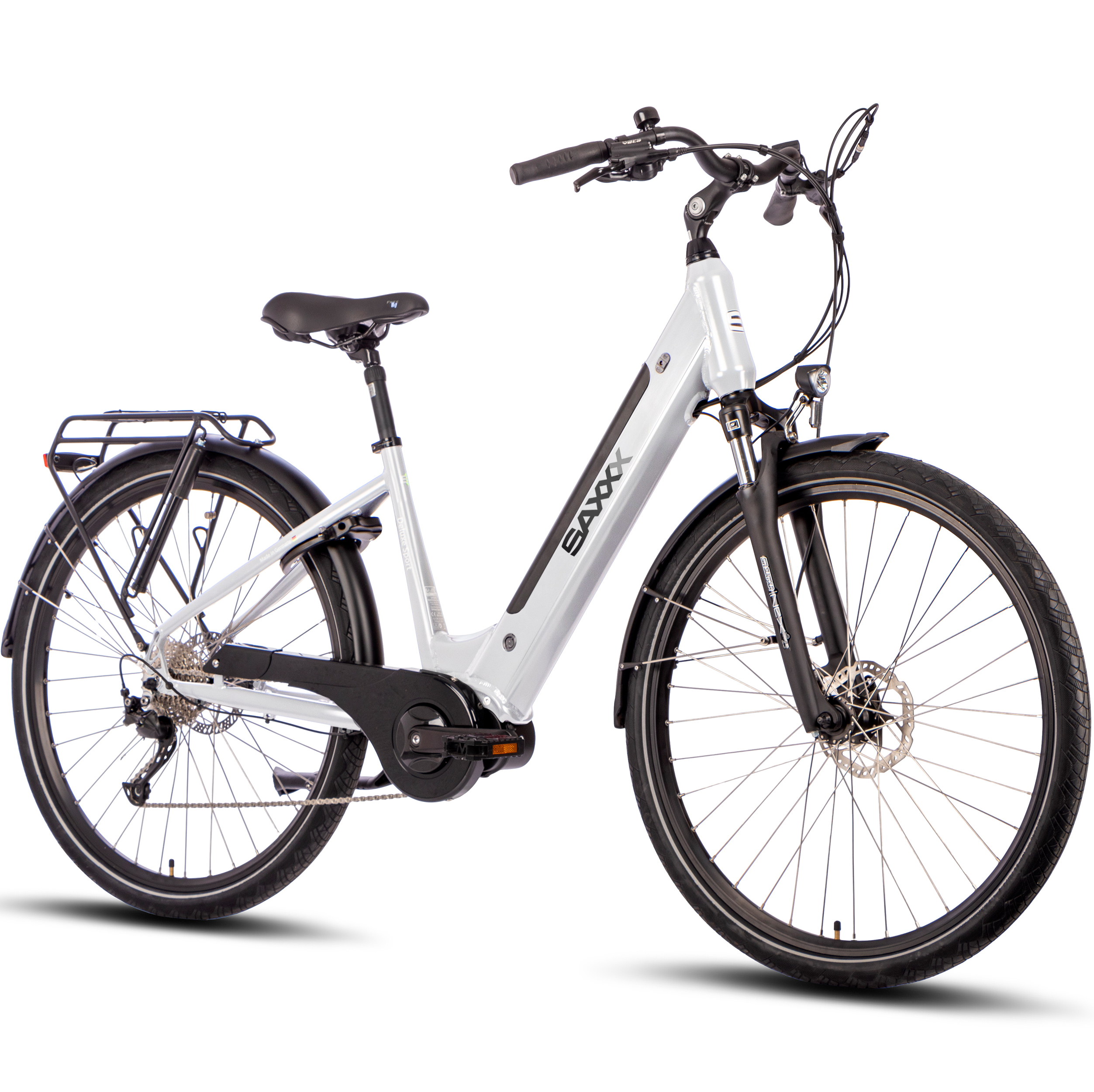 Ein silbernes Eaxx-Elektrofahrrad ist auf weißem Hintergrund isoliert. Es hat schwarze Reifen, Schutzbleche und einen Gepäckträger.