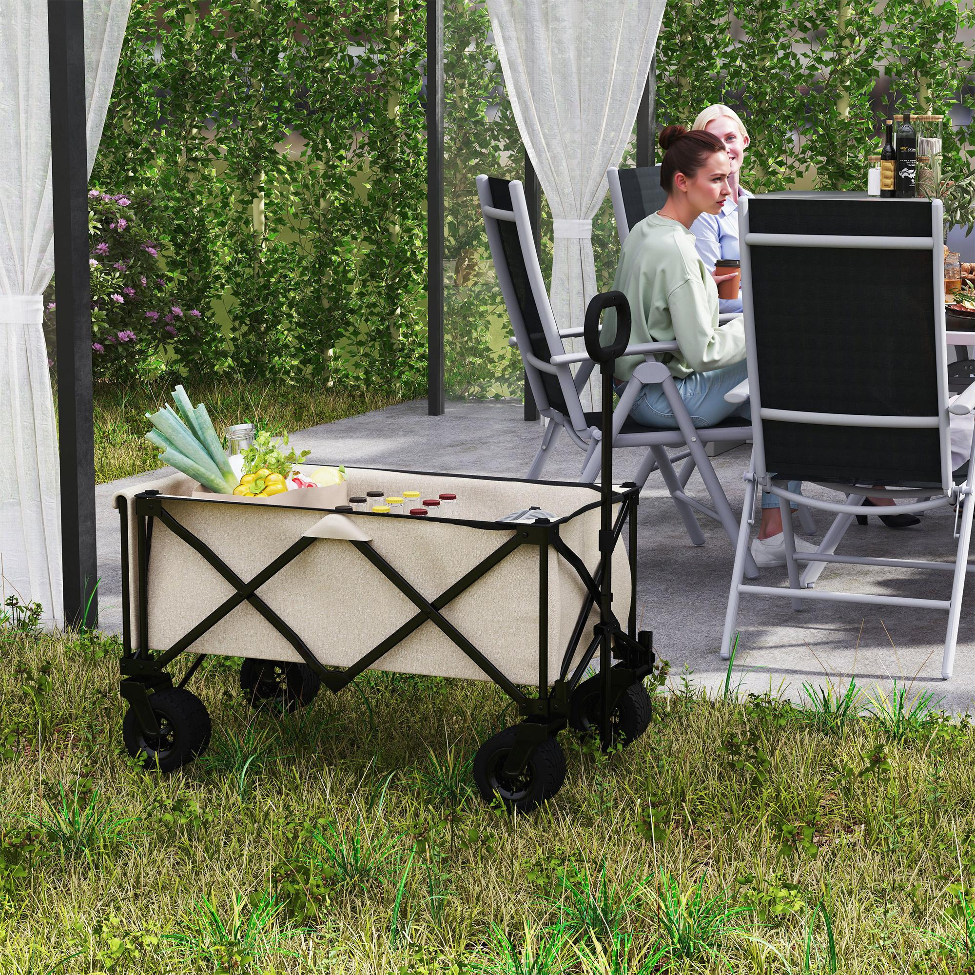 Ein beiger Wagen auf Gras mit Leuten an einem Tisch. Der Wagen ist voll mit Getränken und Eis.