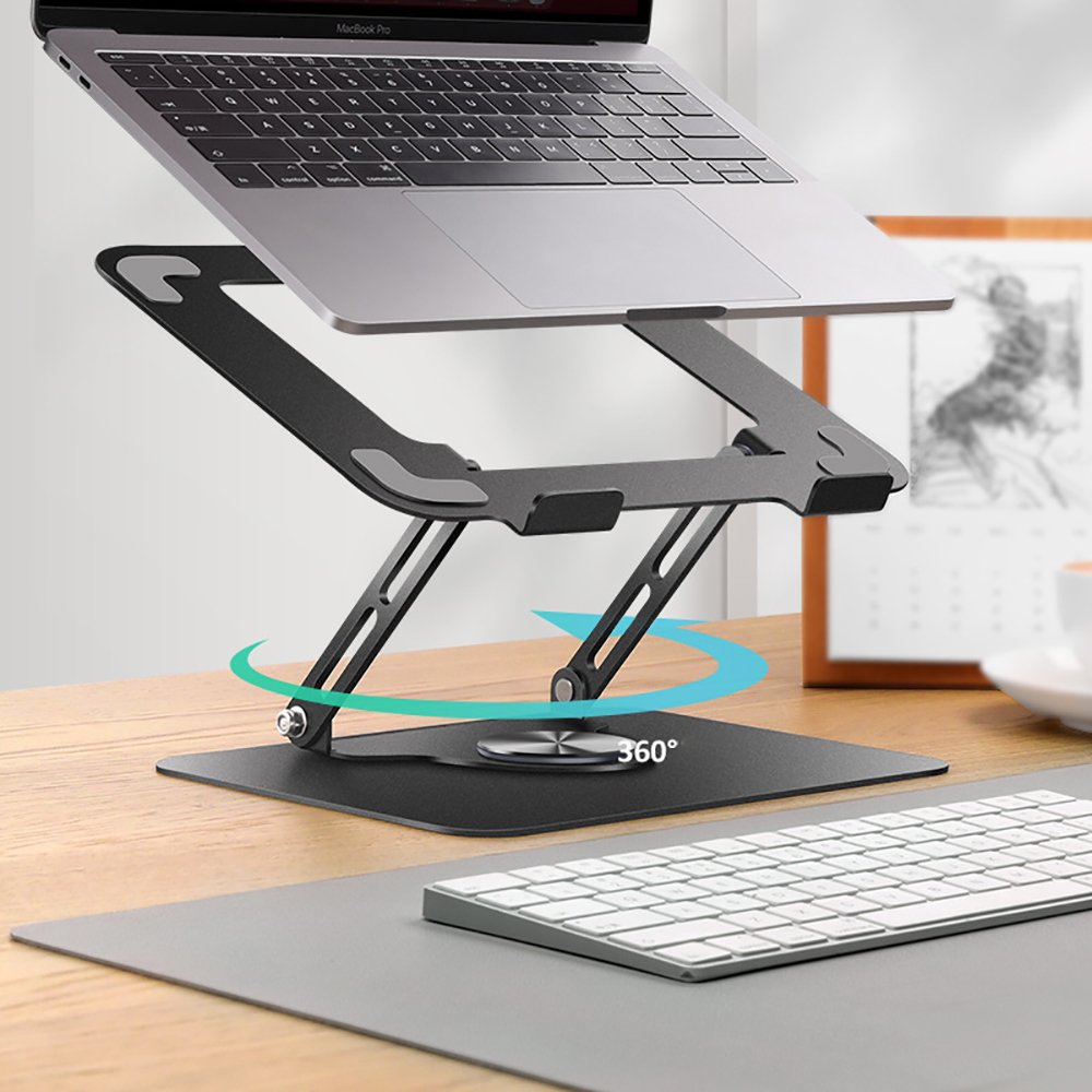 Laptop auf einem schwarzen Ständer, mit Tastatur und Maus auf einem Schreibtisch.