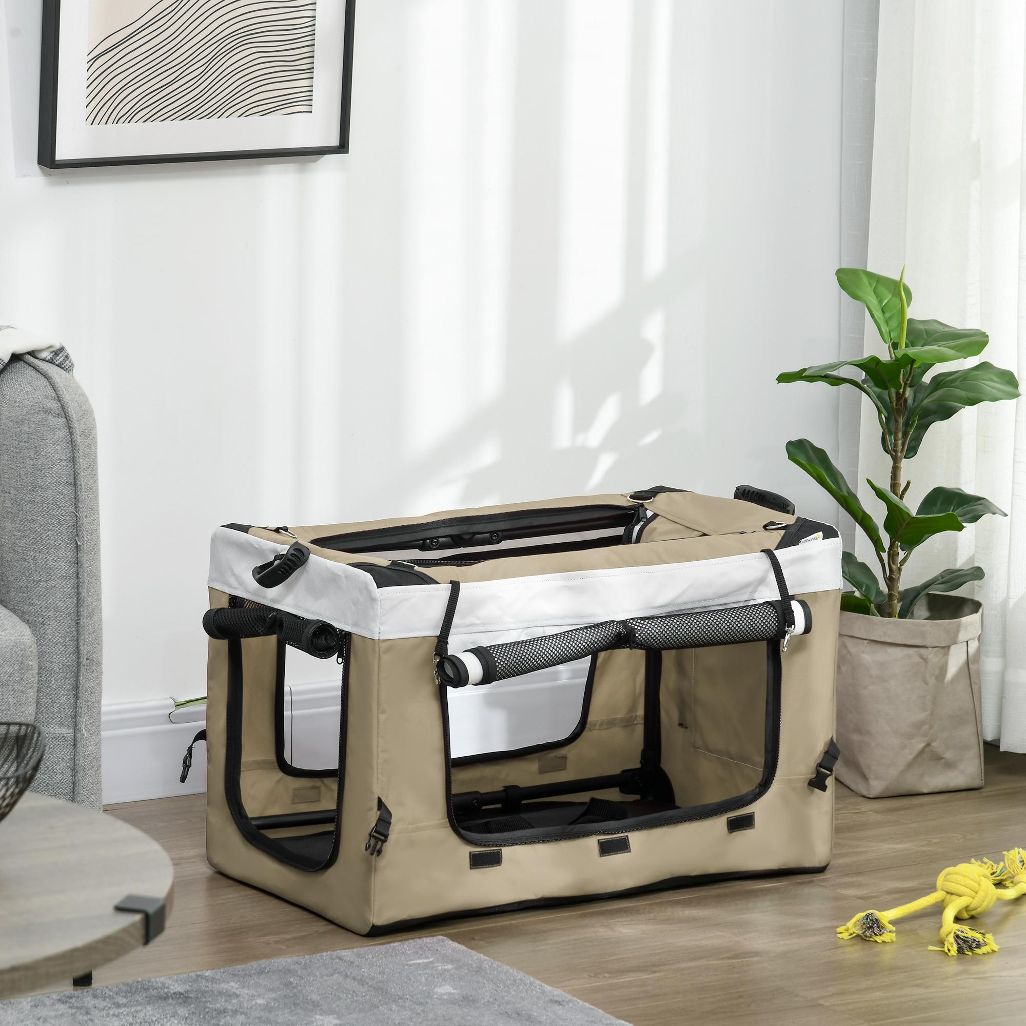 Eine beigefarbene Hundebox steht in einem Wohnzimmer. Sie hat Netzfenster und Griffe, mit einem Hundespielzeug in der Nähe.