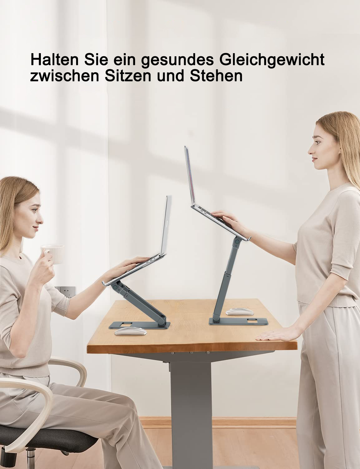Zwei Frauen benutzen Laptops auf grauen Ständern. Text über Sitzen und Stehen auf Deutsch. Holztisch.
