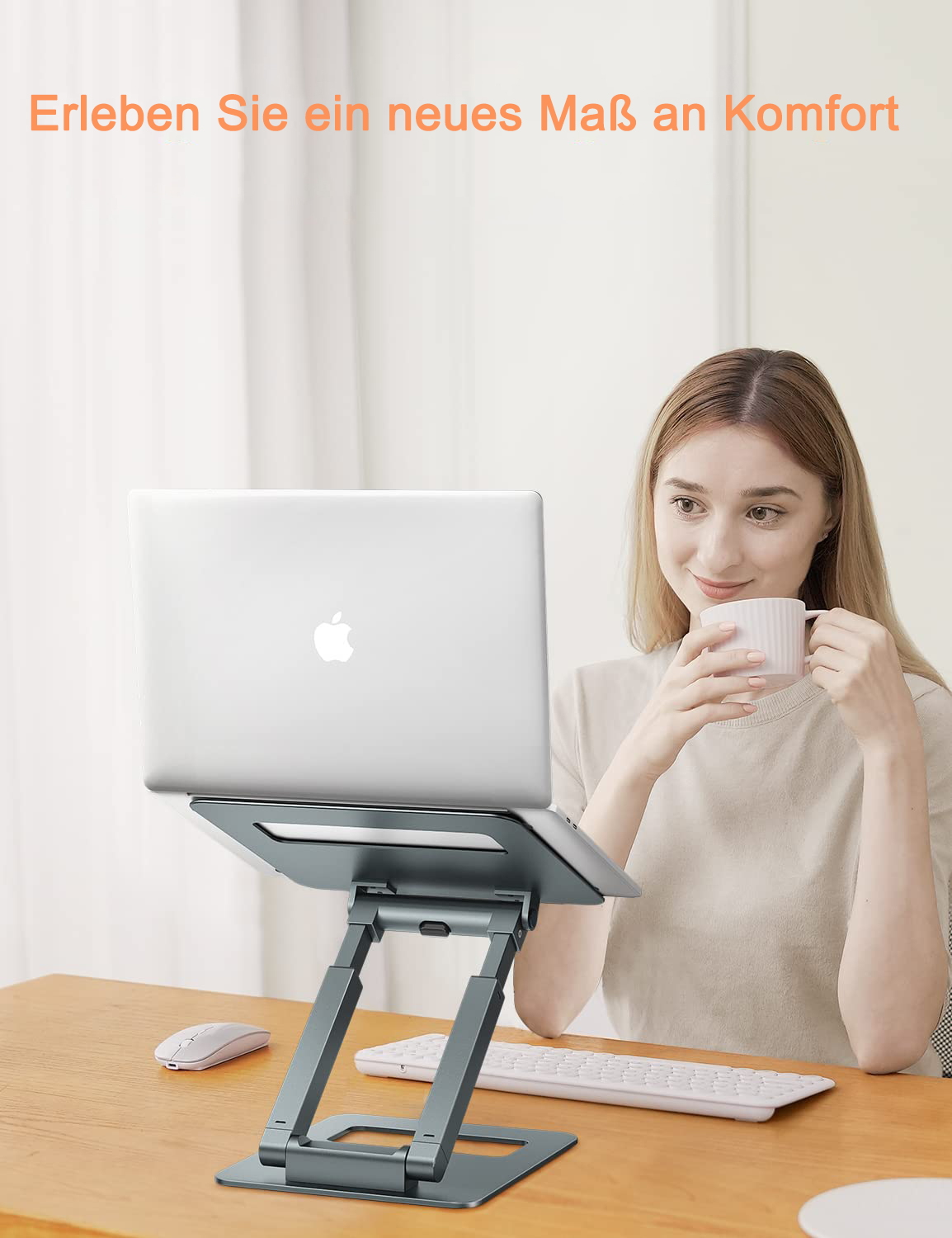 Eine Frau sitzt an einem Schreibtisch mit einem Laptop auf einem Ständer und hält eine Tasse. Der Text lautet: Erleben Sie ein neues Maß an Komfort.