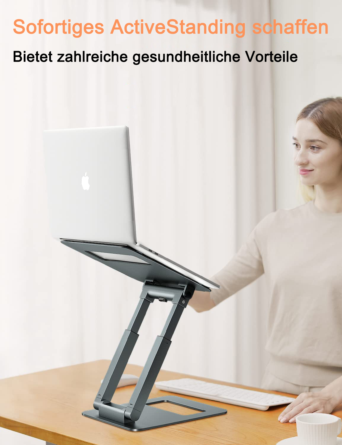 Frau benutzt Laptop auf grauem Ständer. Text auf Deutsch über ActiveStanding. Holztisch und Tasse.