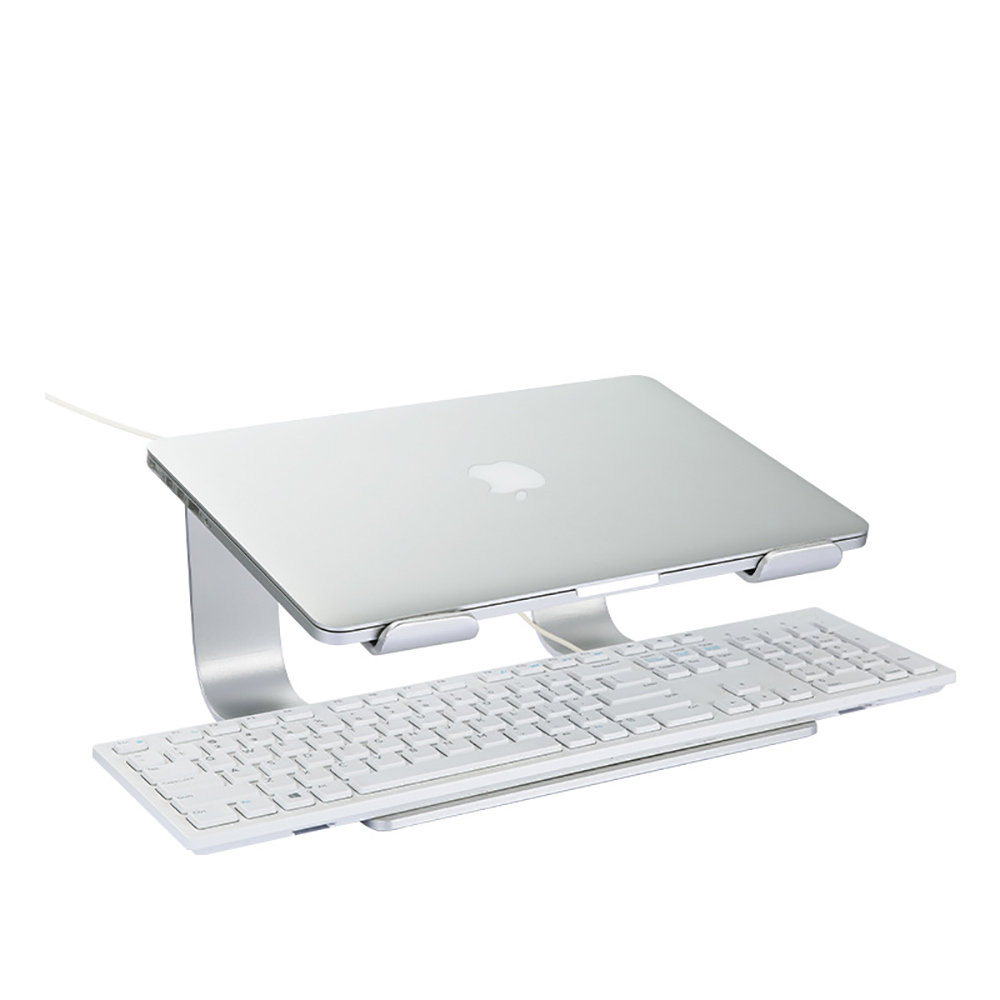 Ein Laptop und eine Tastatur stehen auf einem silbernen Ständer vor weißem Hintergrund.