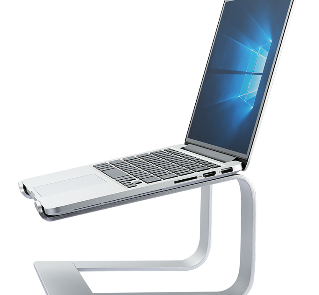 Silberner Laptop auf einem silbernen Ständer; der Bildschirm zeigt Windows.