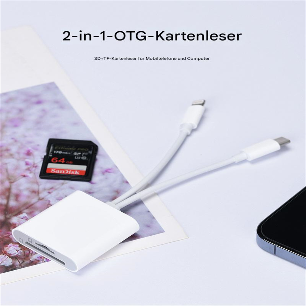 Weißes Kartenlesegerät mit Lightning und USB-C und Sandisk SD-Karte.