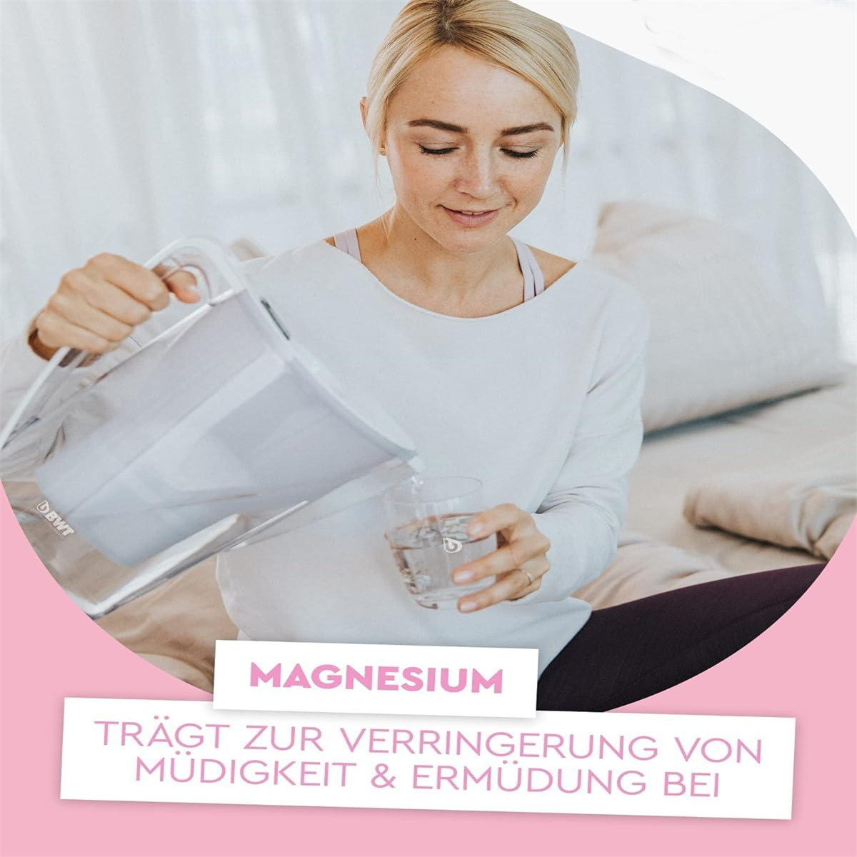Frau gießt Wasser aus einem Krug in ein Glas. Text: Magnesium, und es hilft bei Müdigkeit.