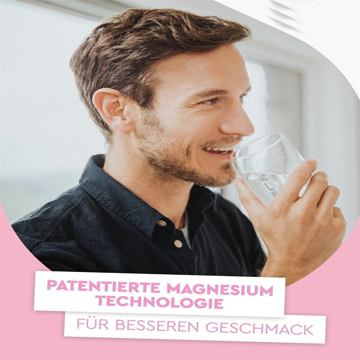 Ein Mann trinkt Wasser aus einem Glas, mit Text über Magnesiumtechnologie.