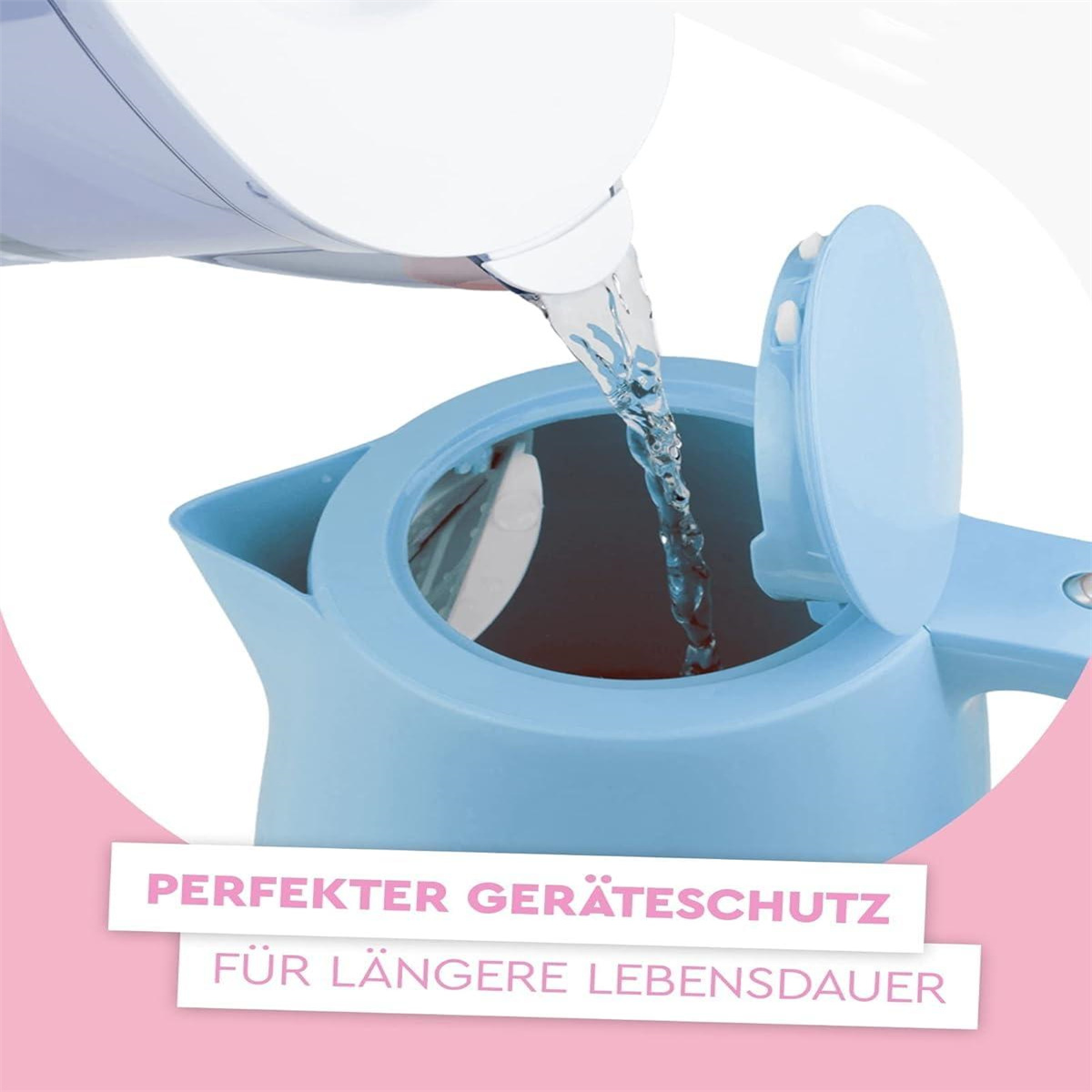 Wasser gießt in einen blauen elektrischen Wasserkocher. Text: perfekter Geräteschutz für eine längere Lebensdauer.