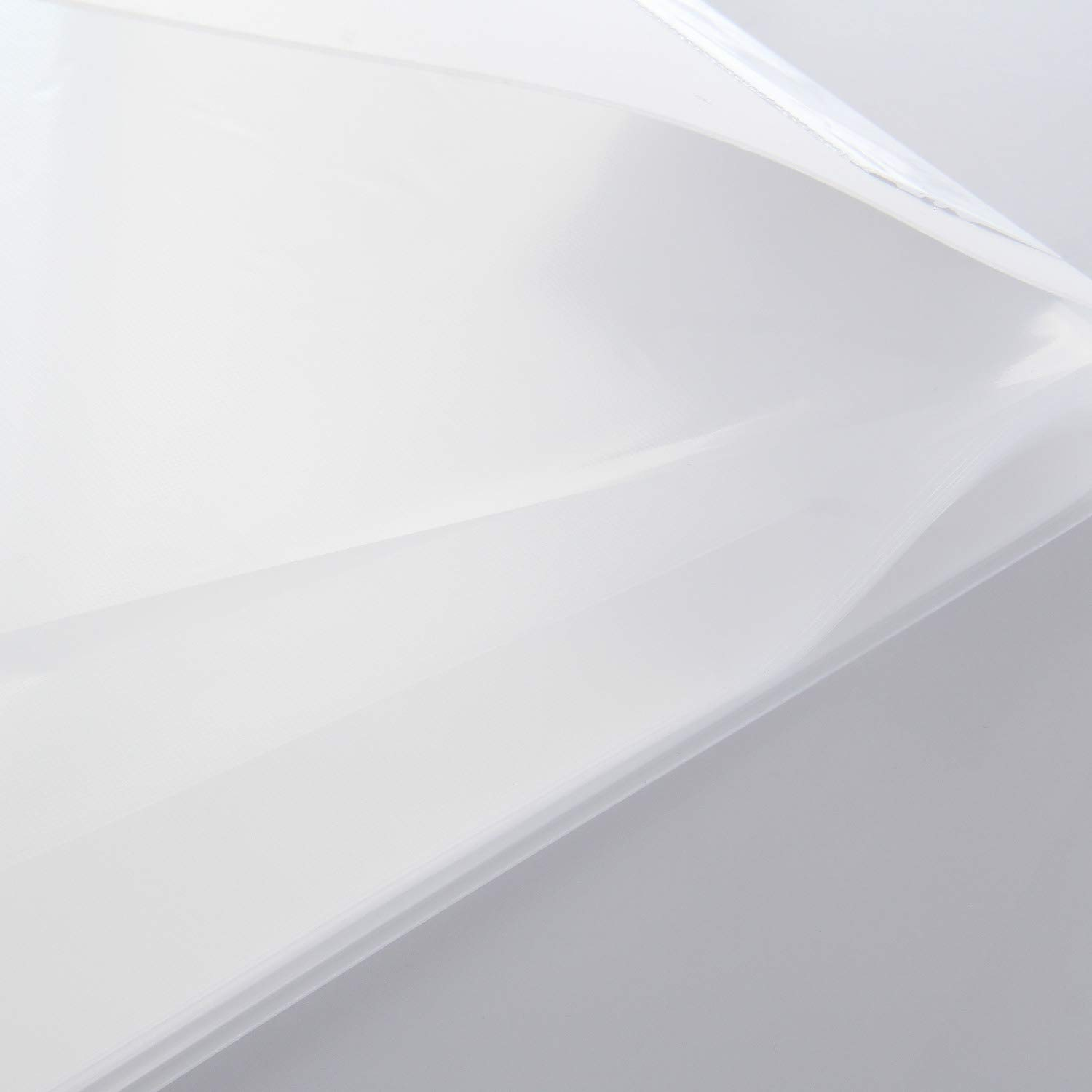 Nahaufnahme eines Stapels transparenter Kunststoff-Blatt-Schutzhüllen, leicht angewinkelt.