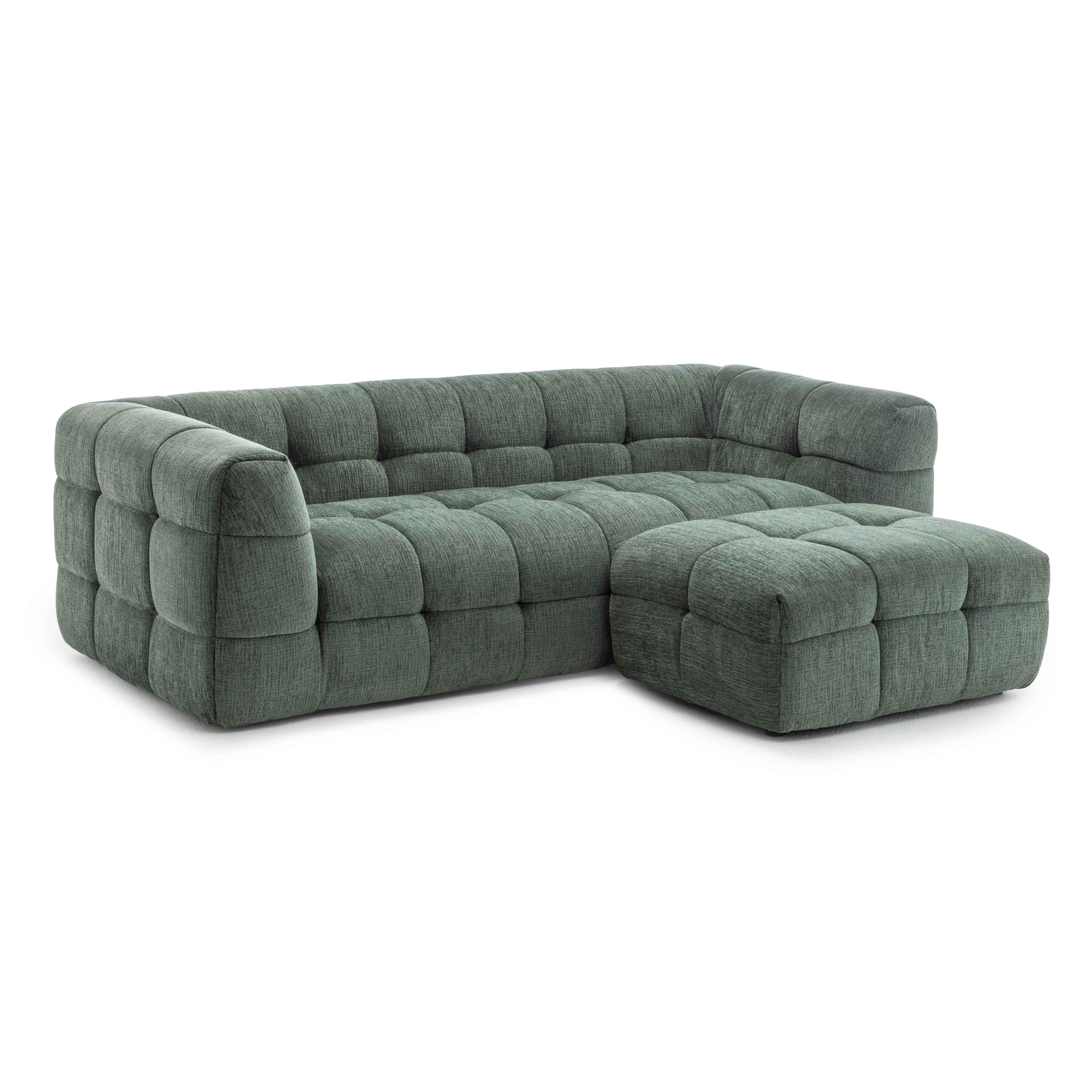 Grünes, getuftetes Sofa mit passendem Hocker, auf weißem Grund.