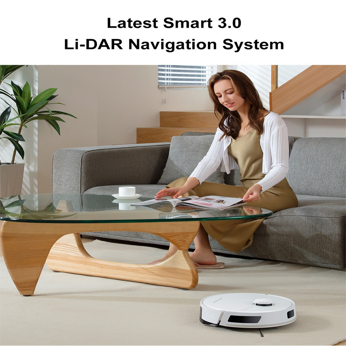 Kobieta czyta na kanapie, a robot odkurza. Scena oświetlona naturalnym światłem.