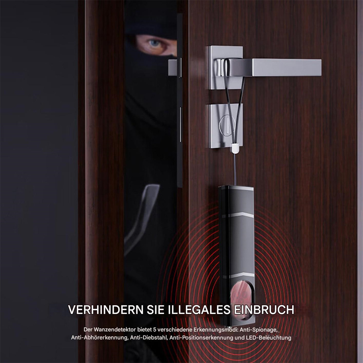 Ein Detektor hängt an einem Türknauf, während eine maskierte Person in einen Raum späht.