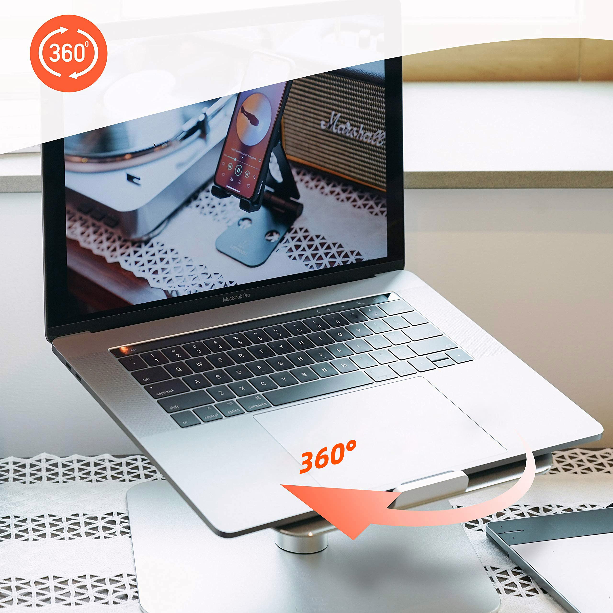 Laptop auf einem Ständer, mit 360-Grad-Drehfunktion, durch einen Pfeil angezeigt.