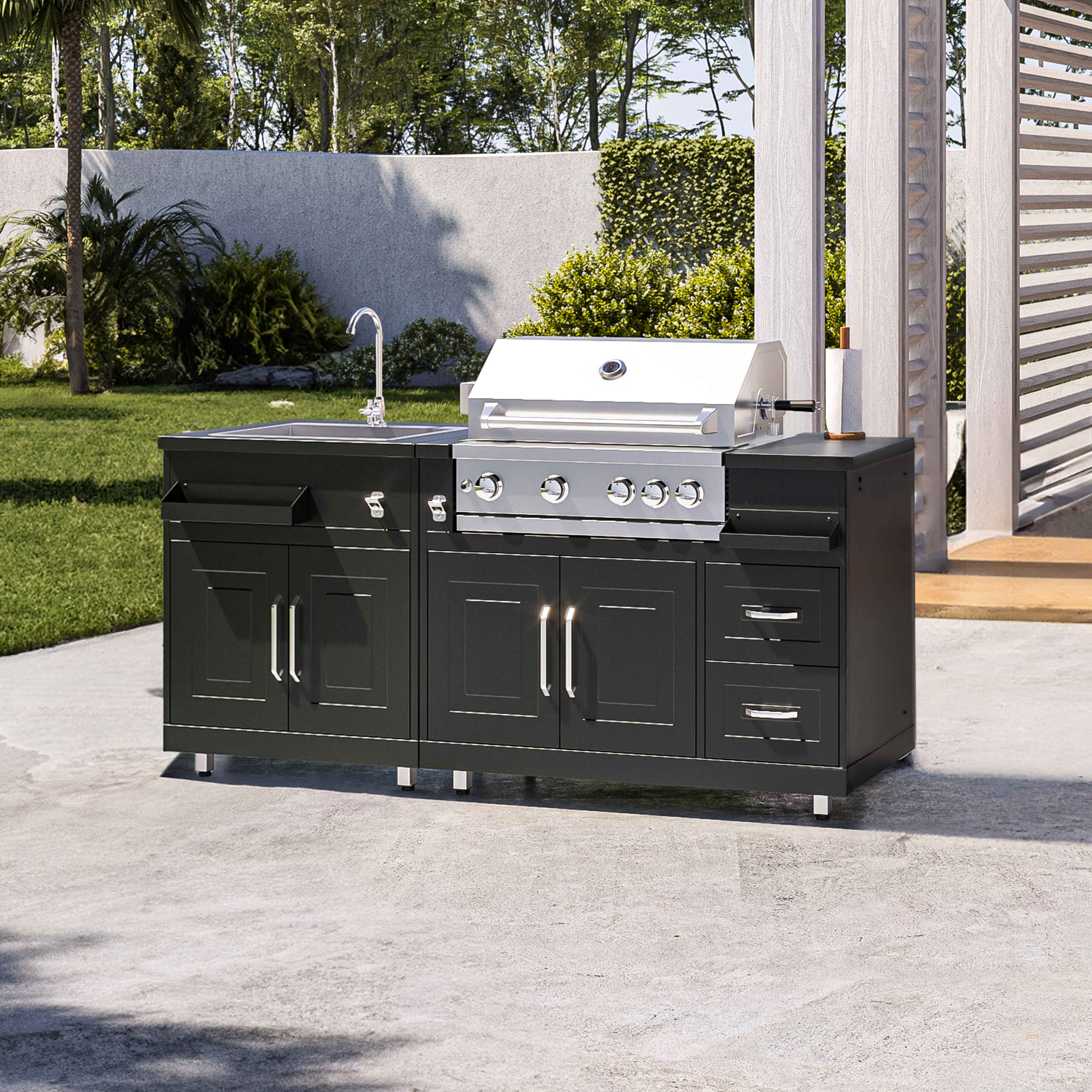 Outdoorküche mit Grill, Spüle und Schränken. Auf einer Beton-Terrasse.