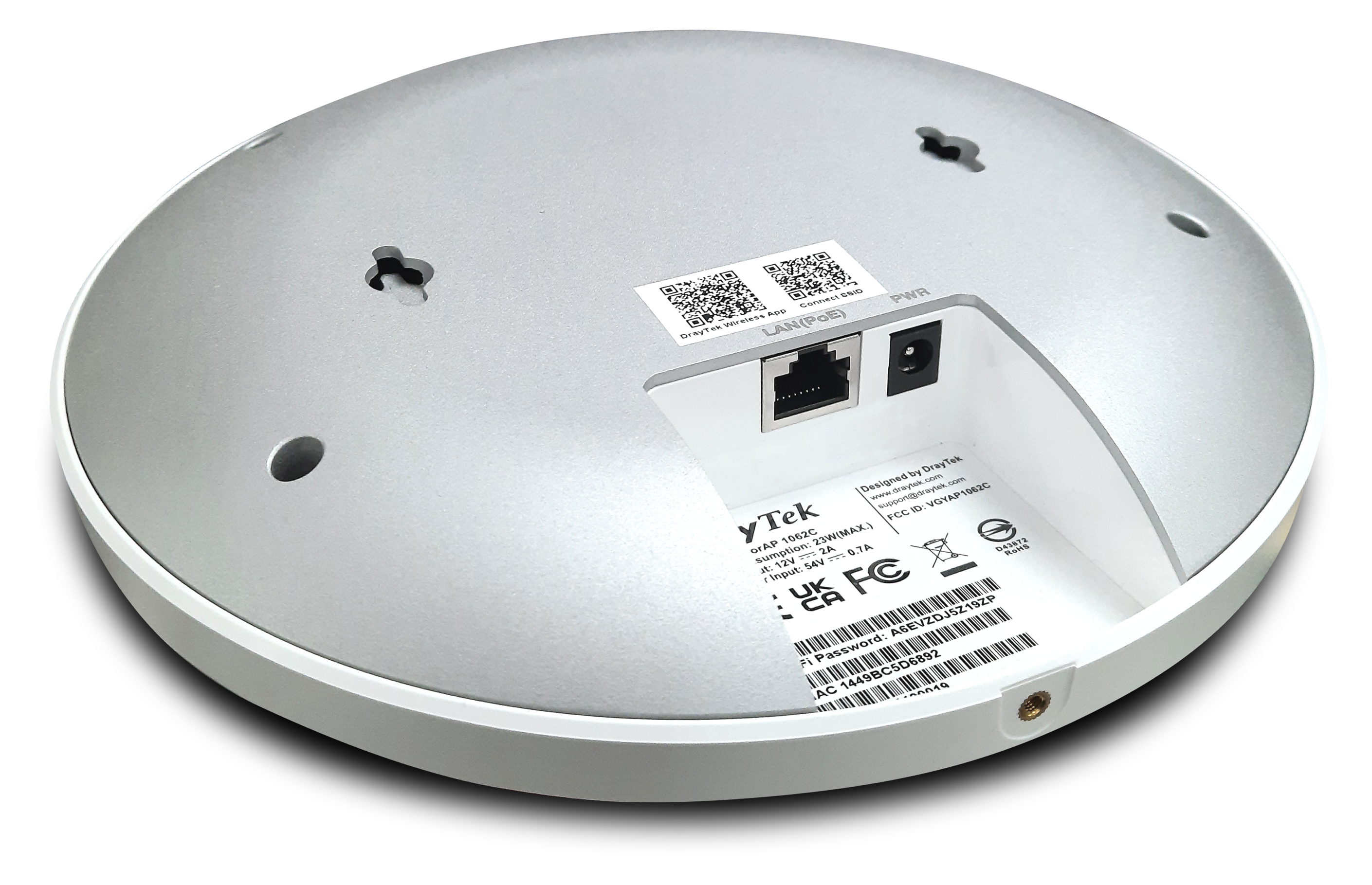 Vista inferior de un dispositivo circular blanco con puertos, etiquetas y un código QR. Tiene tres orificios.