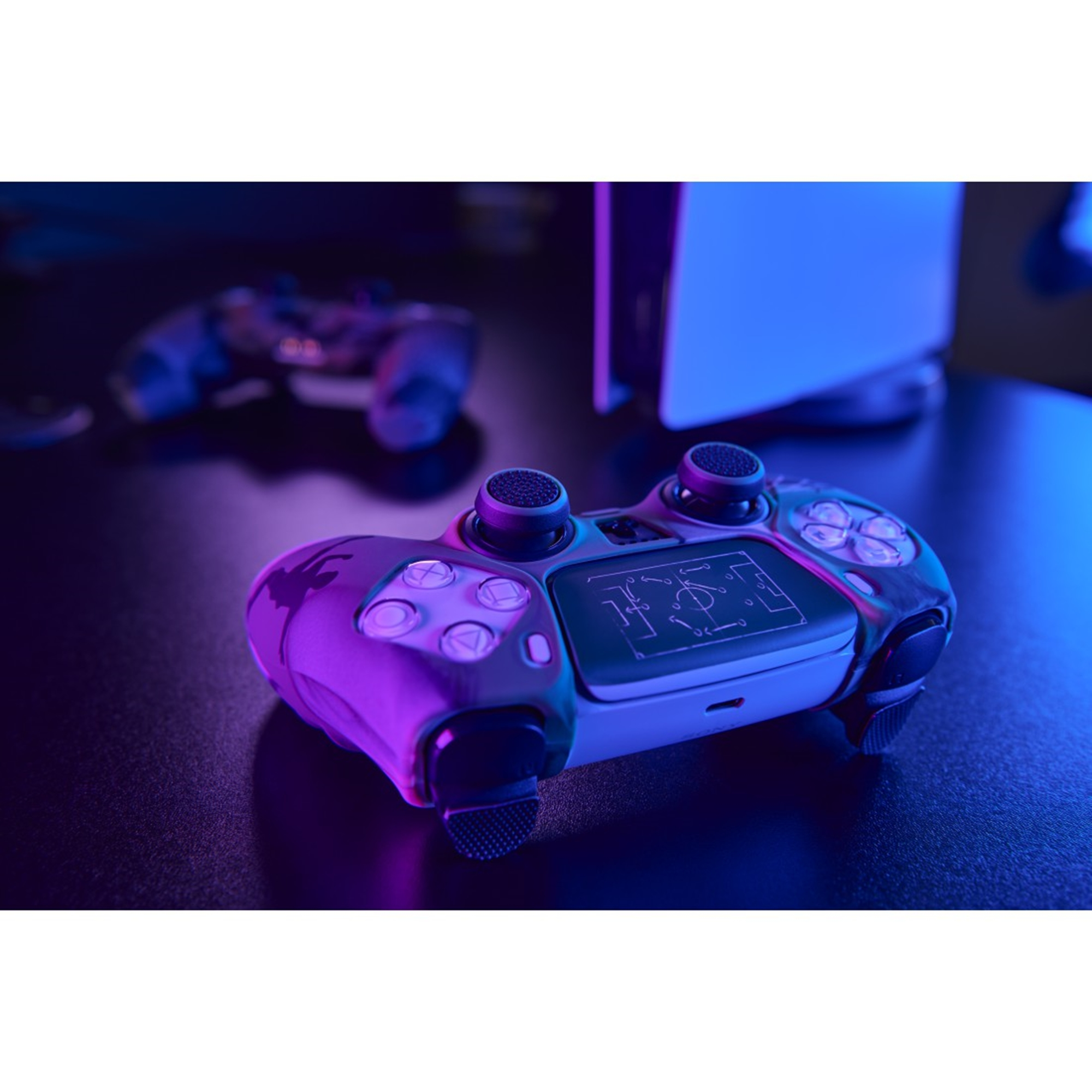 Un controller di gioco con un design unico, su una superficie scura con luci al neon.