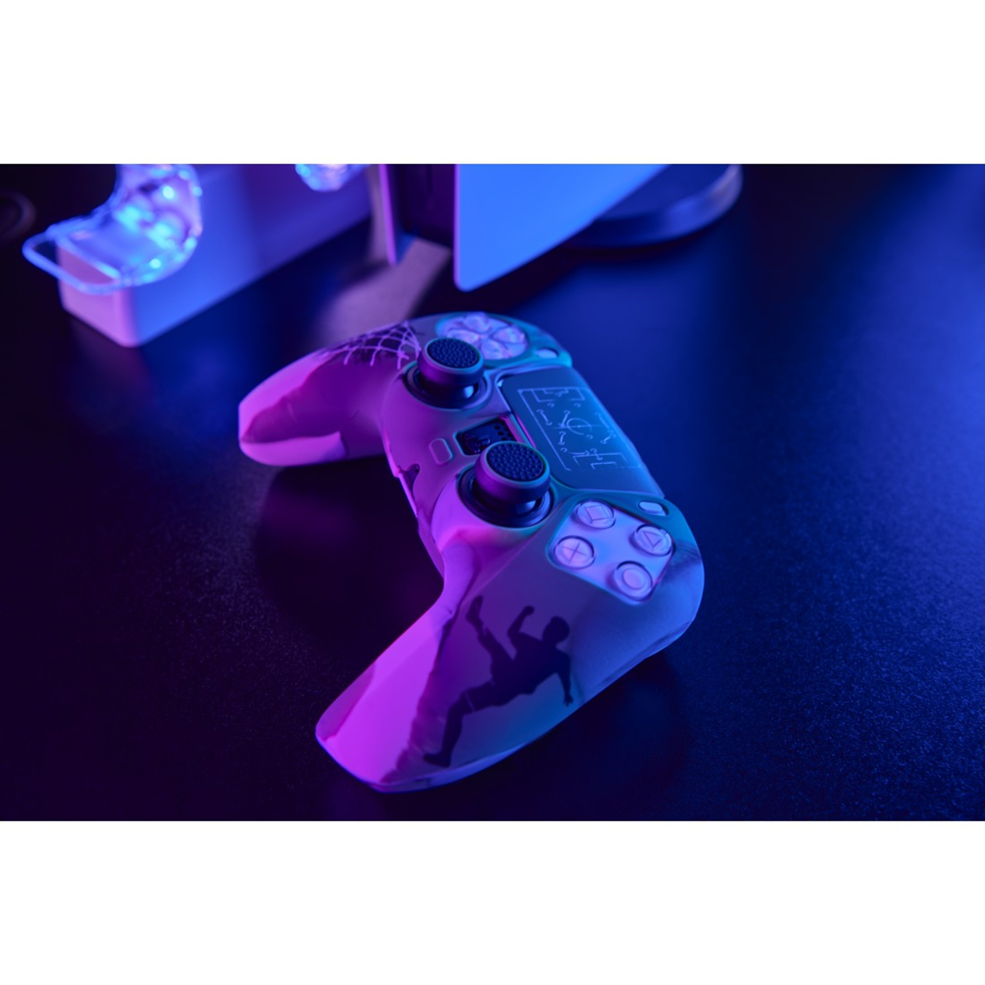 Un gamepad con un design mimetico verde e nero, posizionato su una superficie scura.