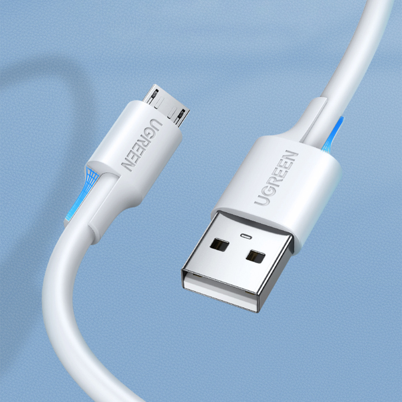 Biały kabel USB UGREEN. USB-A do Micro-USB. Efekt niebieskiego światła wokół złączy.