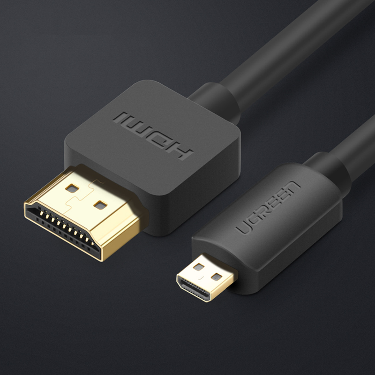 Czarny kabel HDMI z marką UGREEN. Złote złącza HDMI. Ciemne tło.