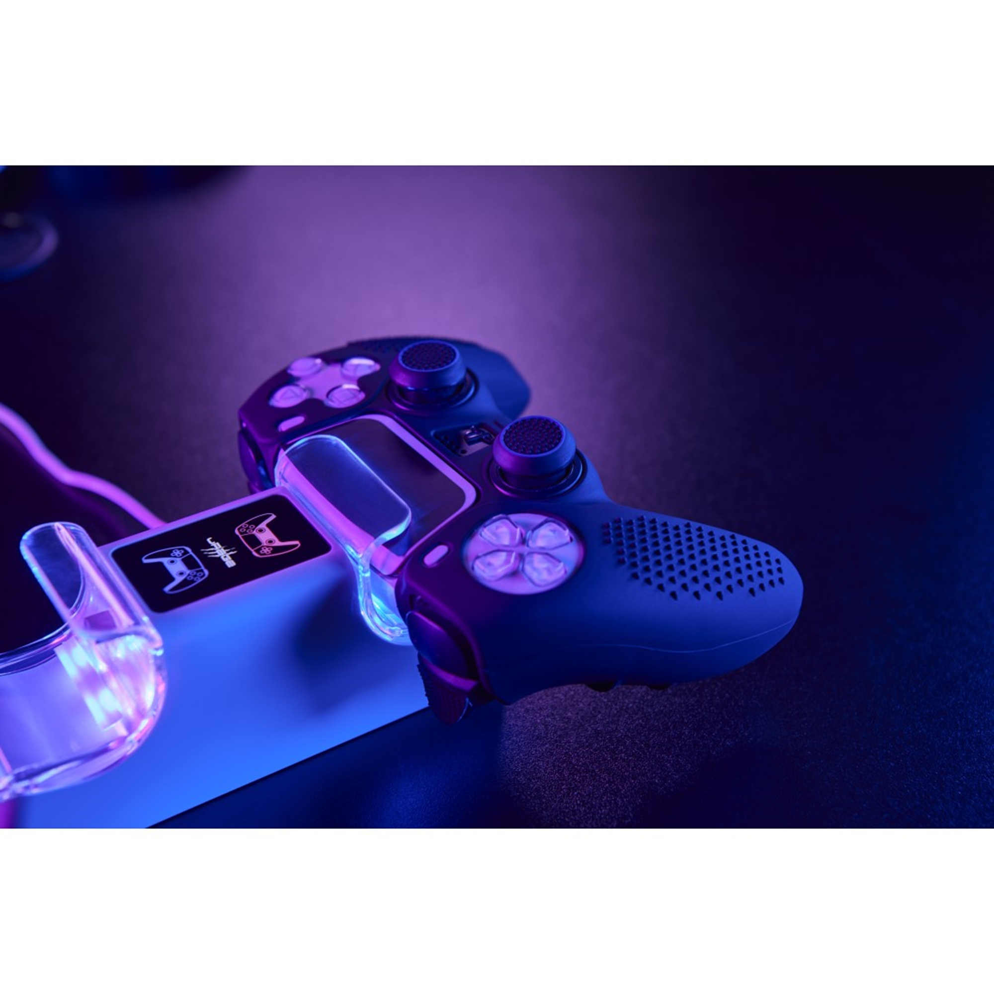 Ein Gaming-Controller mit angeschlossenem Telefon, beleuchtet in Lila und Blau.