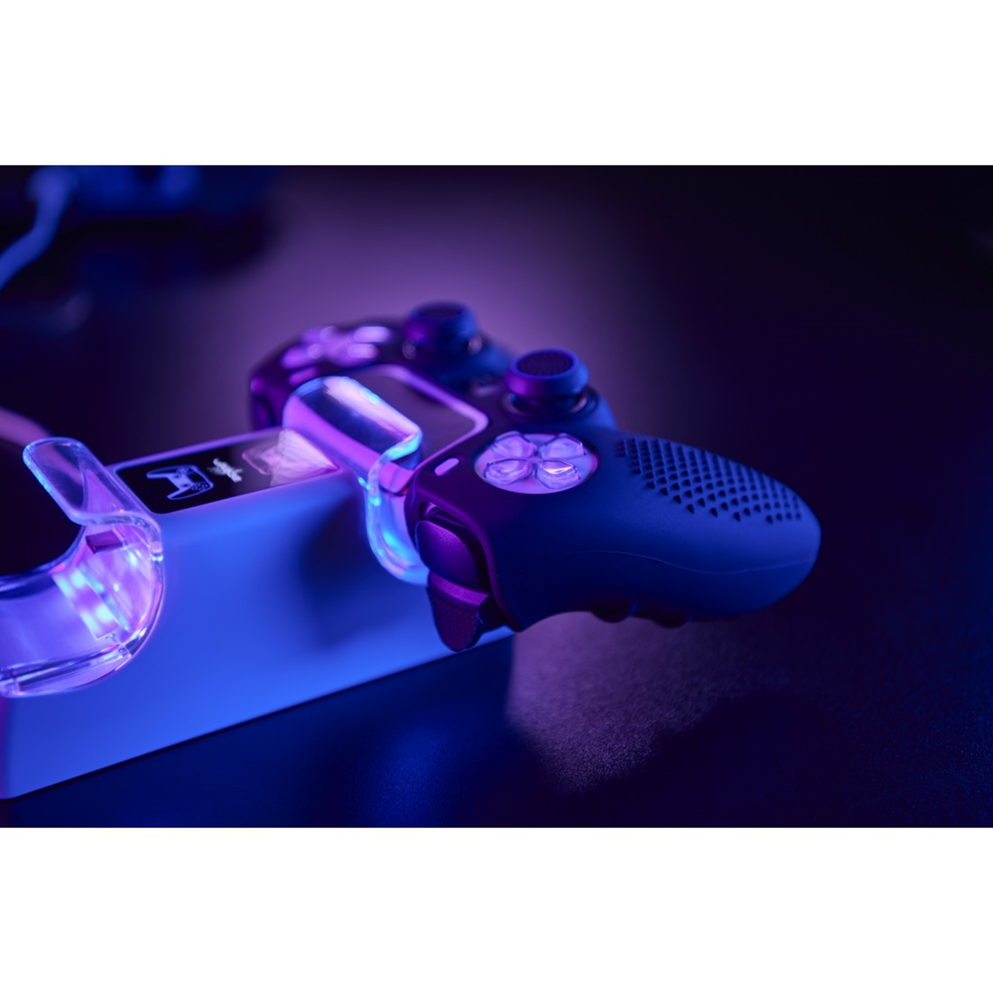 Zwei Gamecontroller auf einer Ladestation. Lila und blaue Neonbeleuchtung. Dunkler Hintergrund.