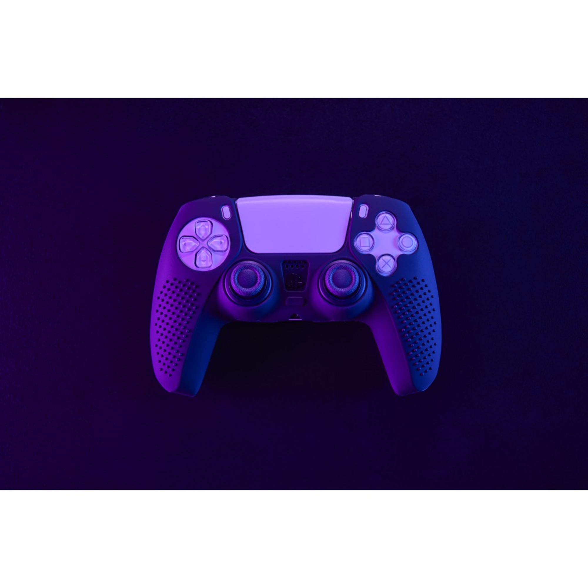 Ein Gaming-Controller, der mit Lila beleuchtet ist, auf einer schwarzen Oberfläche.