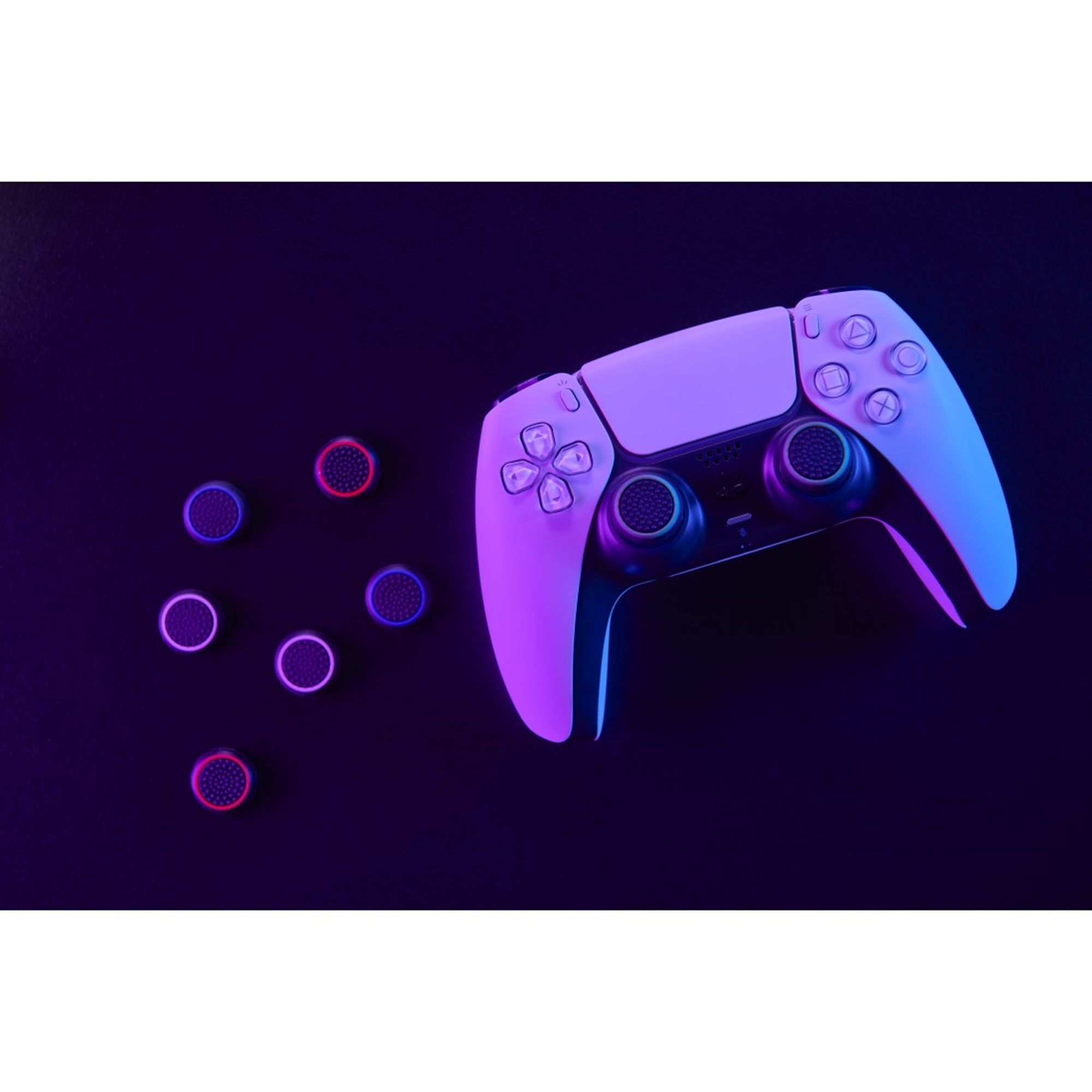 Gamecontroller mit farbigen Thumbsticks und einer dunklen Oberfläche, die mit lila und blauem Licht beleuchtet wird.