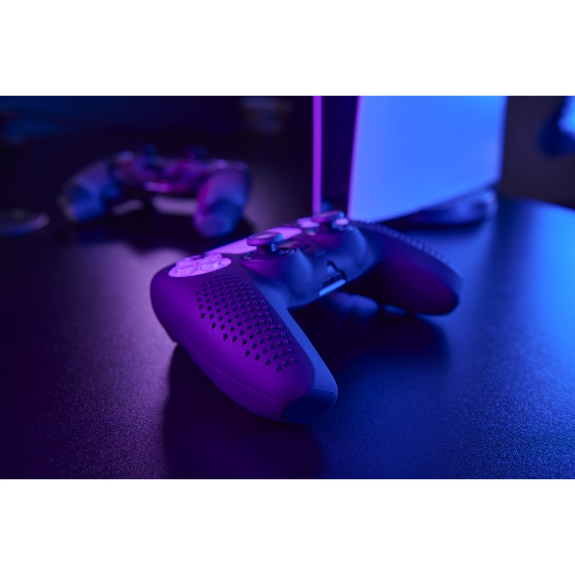 Ein Gaming-Controller, der mit Lila und Blau beleuchtet ist, auf einer schwarzen Oberfläche.