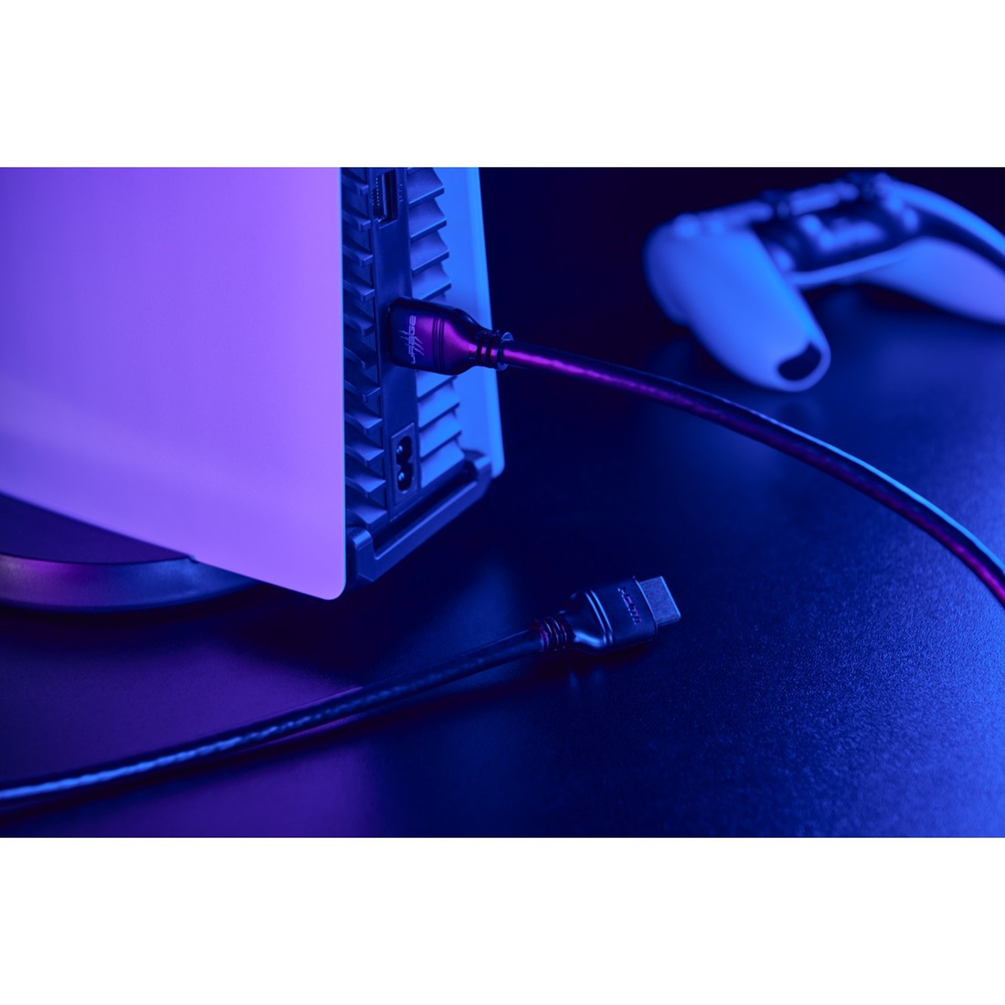 Eine Konsole und ein Controller, die mit Kabeln verbunden sind, mit einem violetten Farbton.