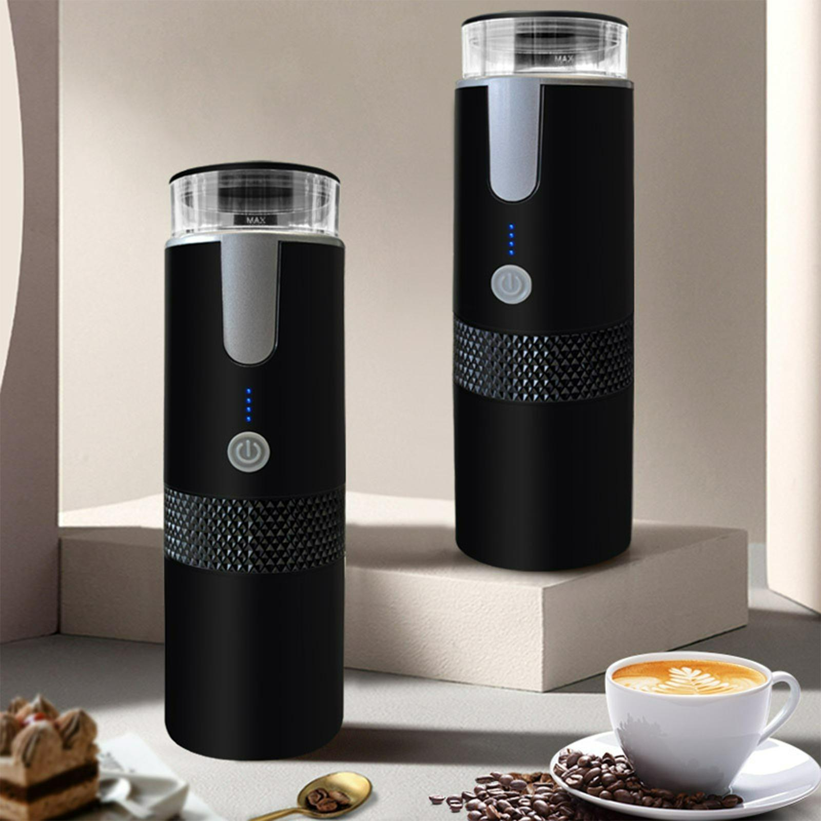 Zwei schwarze tragbare Kaffeemaschinen mit einer Tasse Kaffee und Kaffeebohnen auf heller Oberfläche.