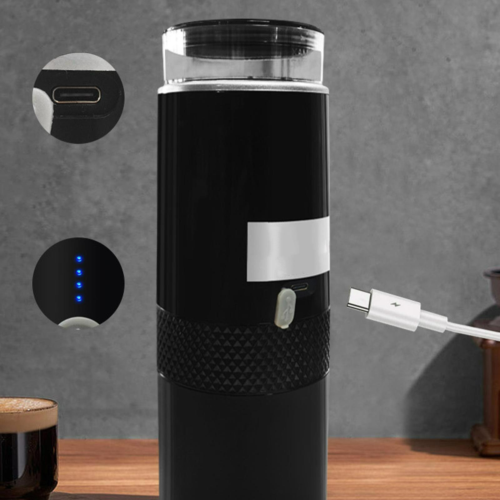 Schwarzer tragbarer Kaffeezubereiter mit Lade- und Betriebsanzeigen sowie einem Ladekabel.