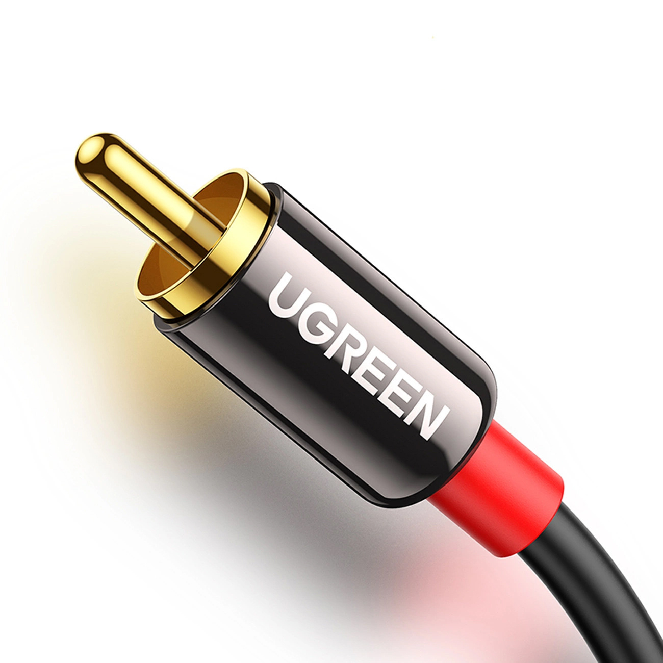 Zbliżenie złącza kabla audio ze złotą końcówką i logo UGREEN.